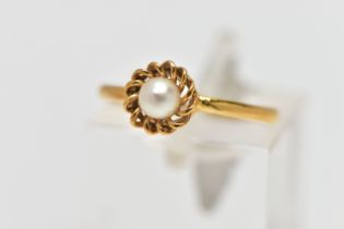 A 9CT GOLD CULTURED PEARL RING, single cultured cream pearl with a slight pink hue, measuring