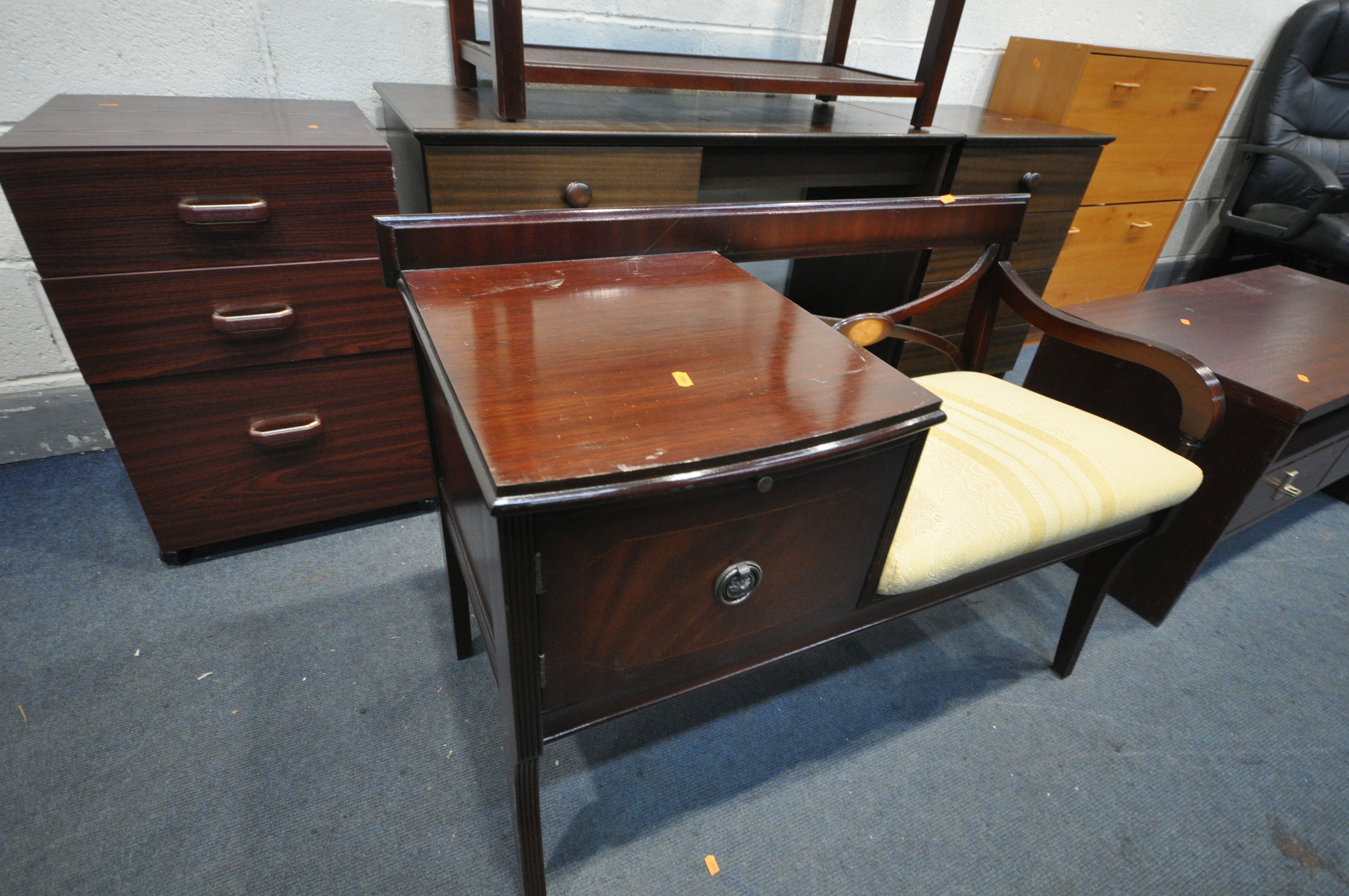 A SELECTION OF MAHOGANY FURNITURE, to include a dressing table, four drawer bedside chest, another - Bild 3 aus 3