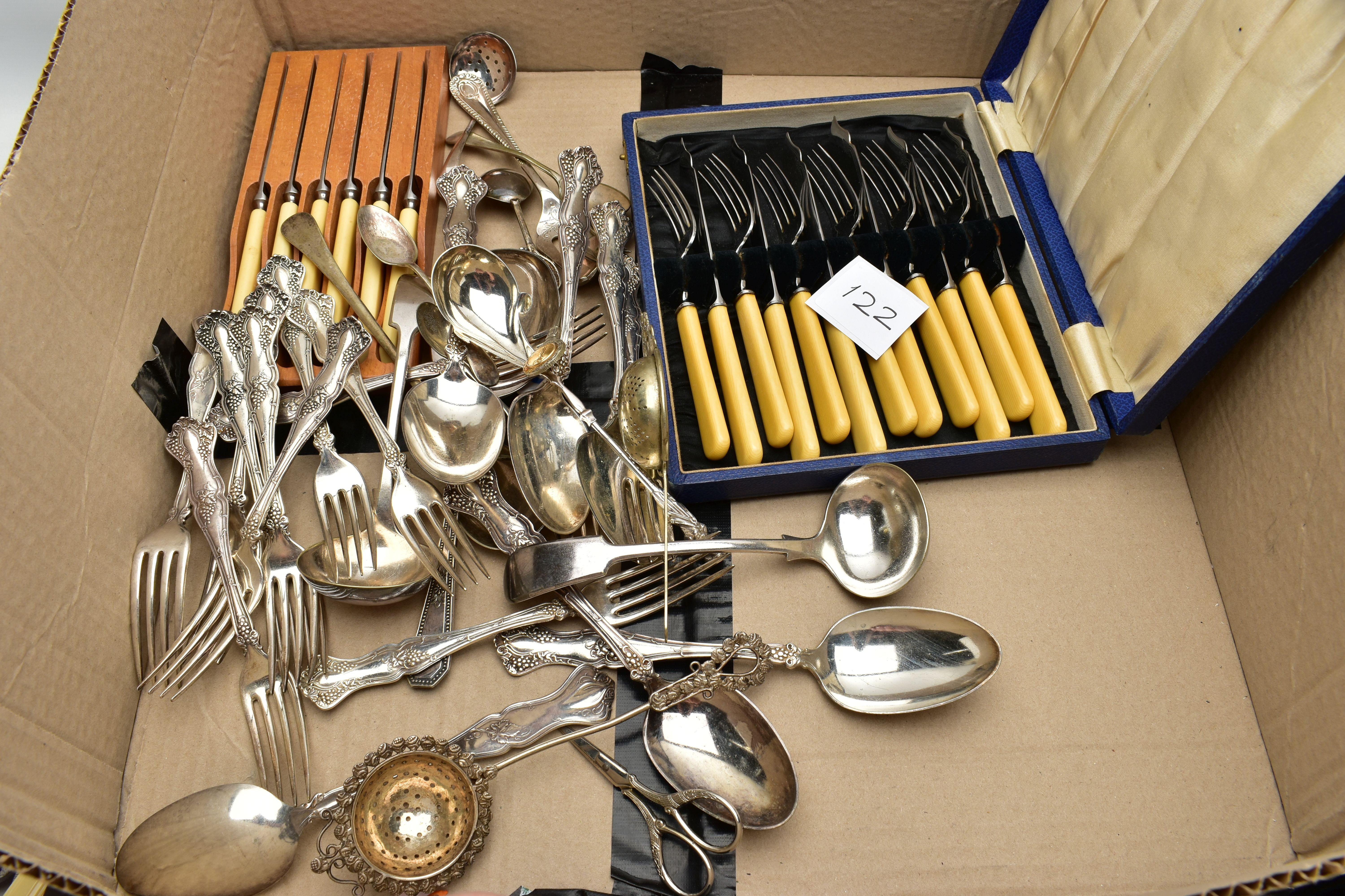 A LARGE SELECTION OF INCOMPLETE CANTEEN AND WHITE METAL CUTLERY SETS, to include eleven cased - Bild 4 aus 4