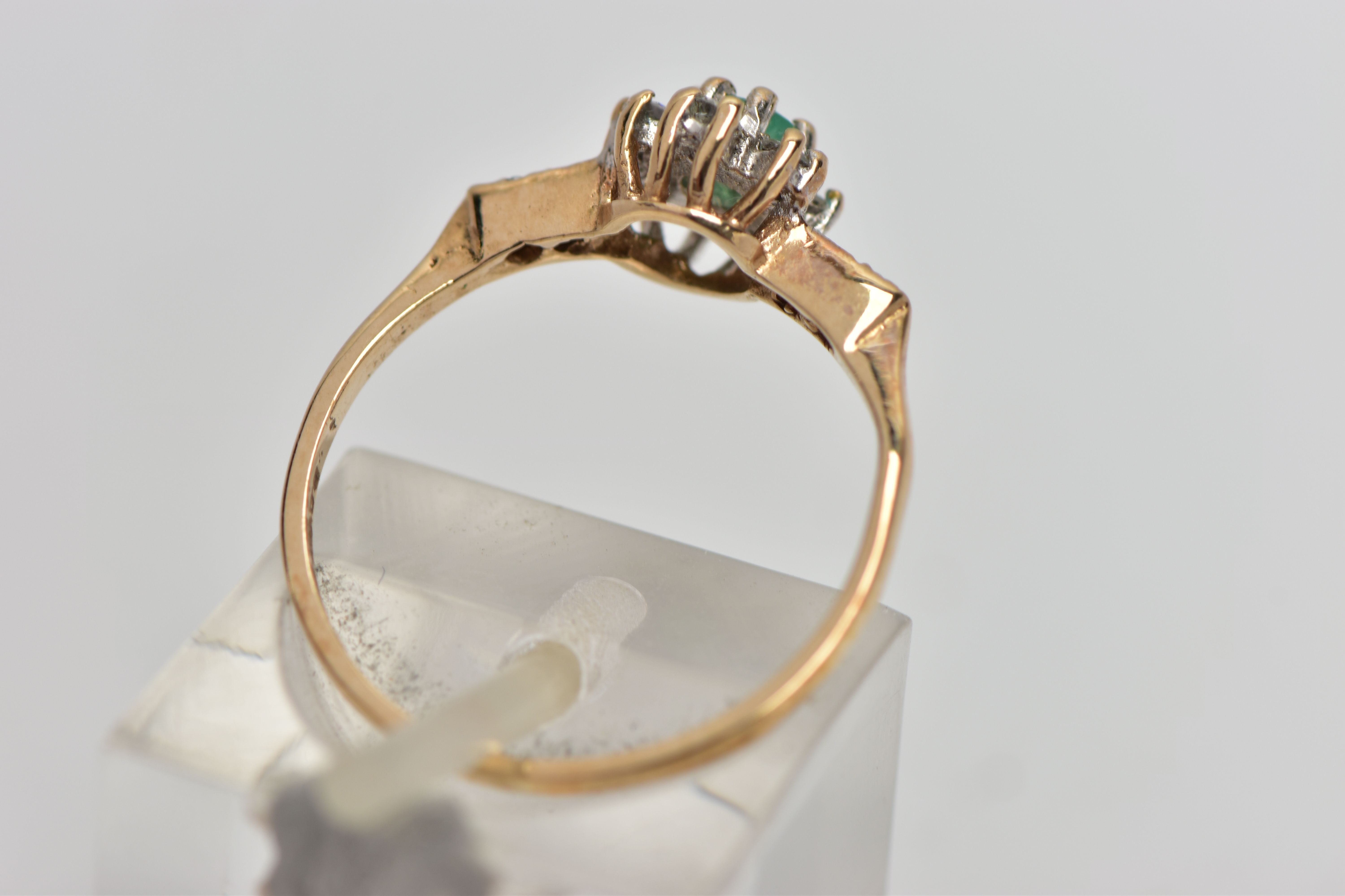 A 9CT GOLD EMERALD AND DIAMOND CLUSTER RING, set with a circular cut emerald, within a round - Bild 3 aus 4