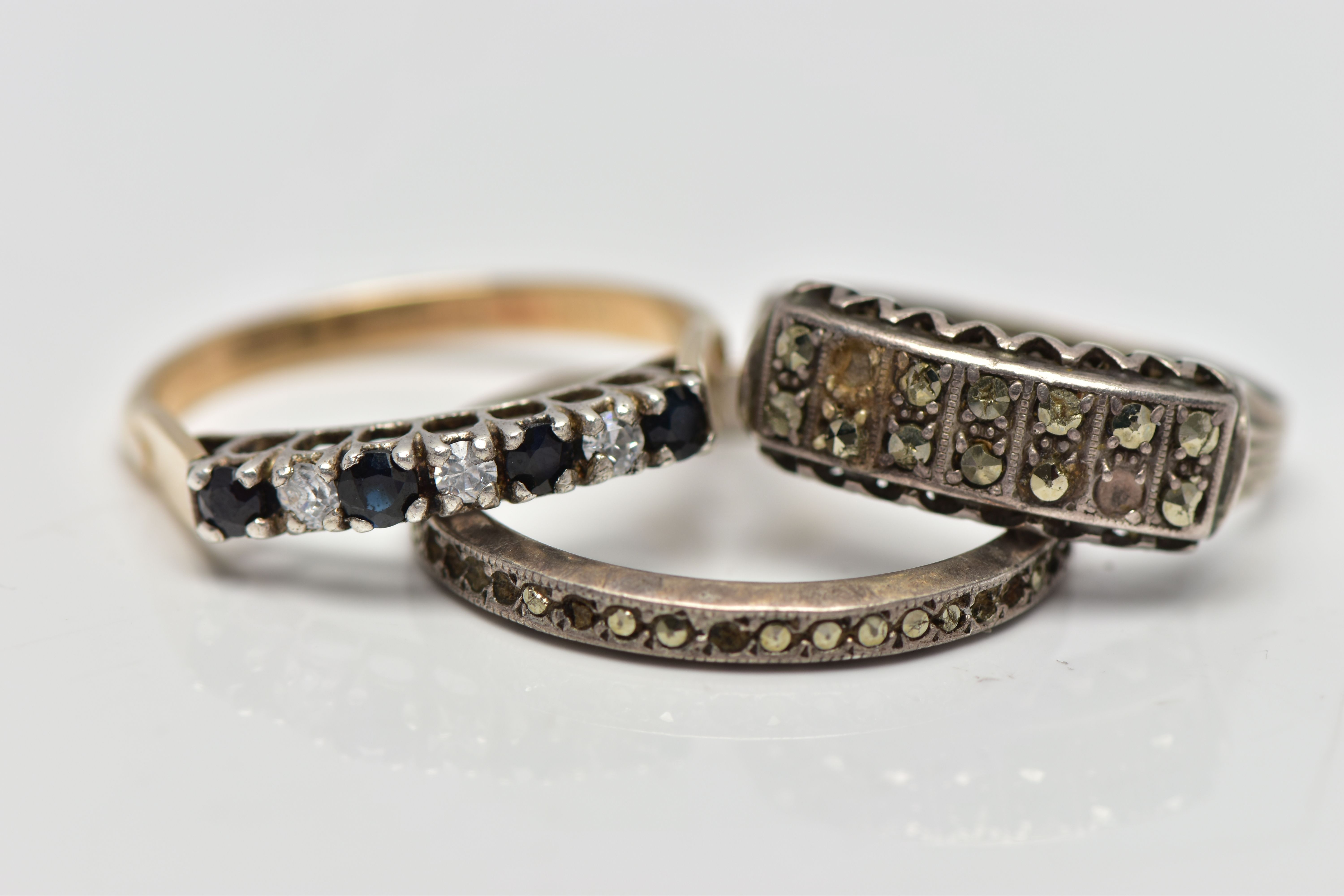 A SELECTION OF PREDOMINANTLY METAL GEM SET RINGS, to include a silver gilt sapphire and cubic - Bild 3 aus 3