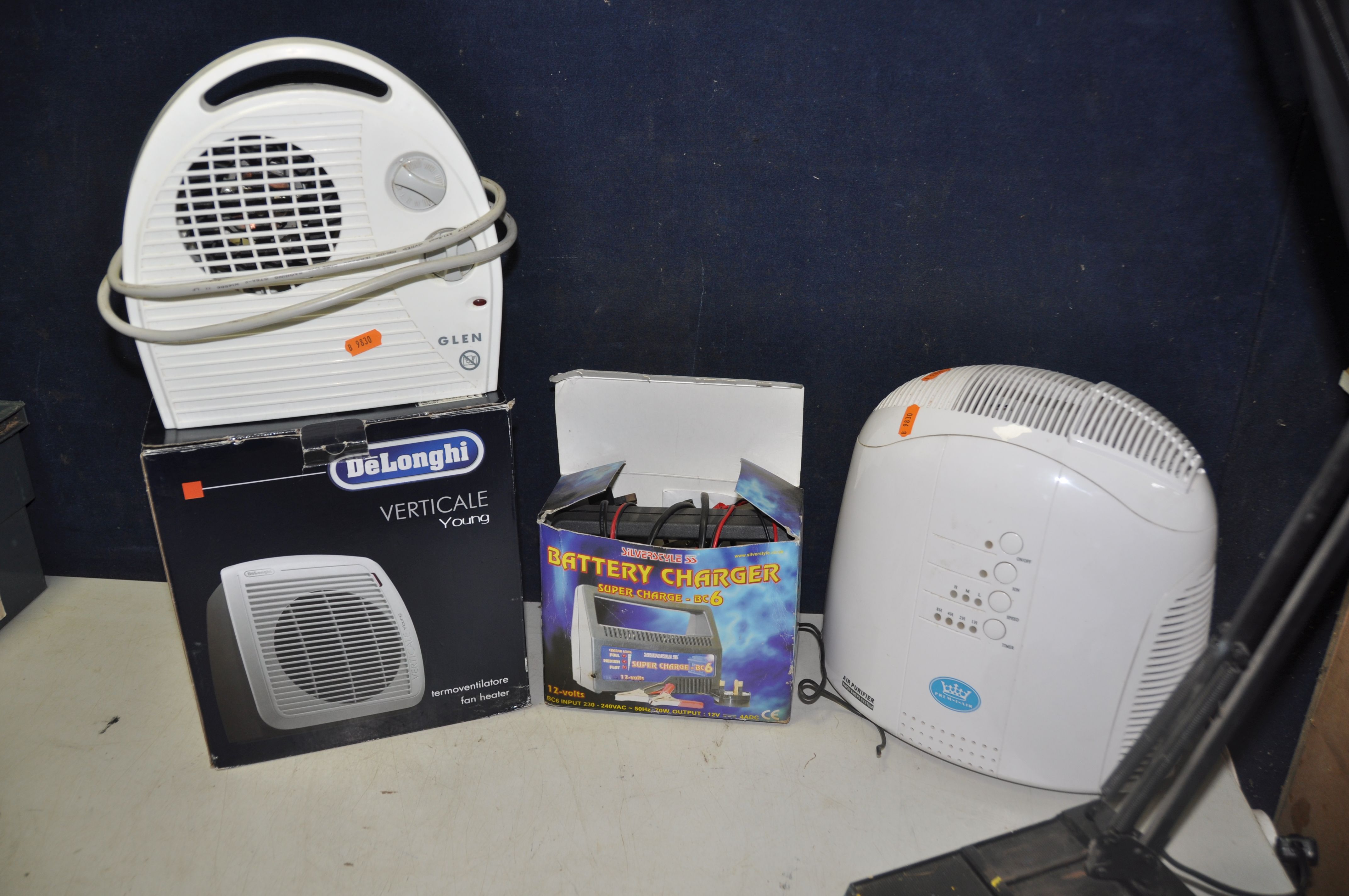 A COLLECTION OF ELECTRICALS to include a De'Longhi HVY1030 fan heater, Glen GF30TSN fan heater, - Bild 2 aus 2