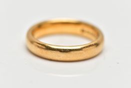 AN EARLY 20TH CENTURY 22CT GOLD YELLOW METAL WEDDING BAND, designed as a plain polished band,