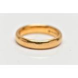 AN EARLY 20TH CENTURY 22CT GOLD YELLOW METAL WEDDING BAND, designed as a plain polished band,