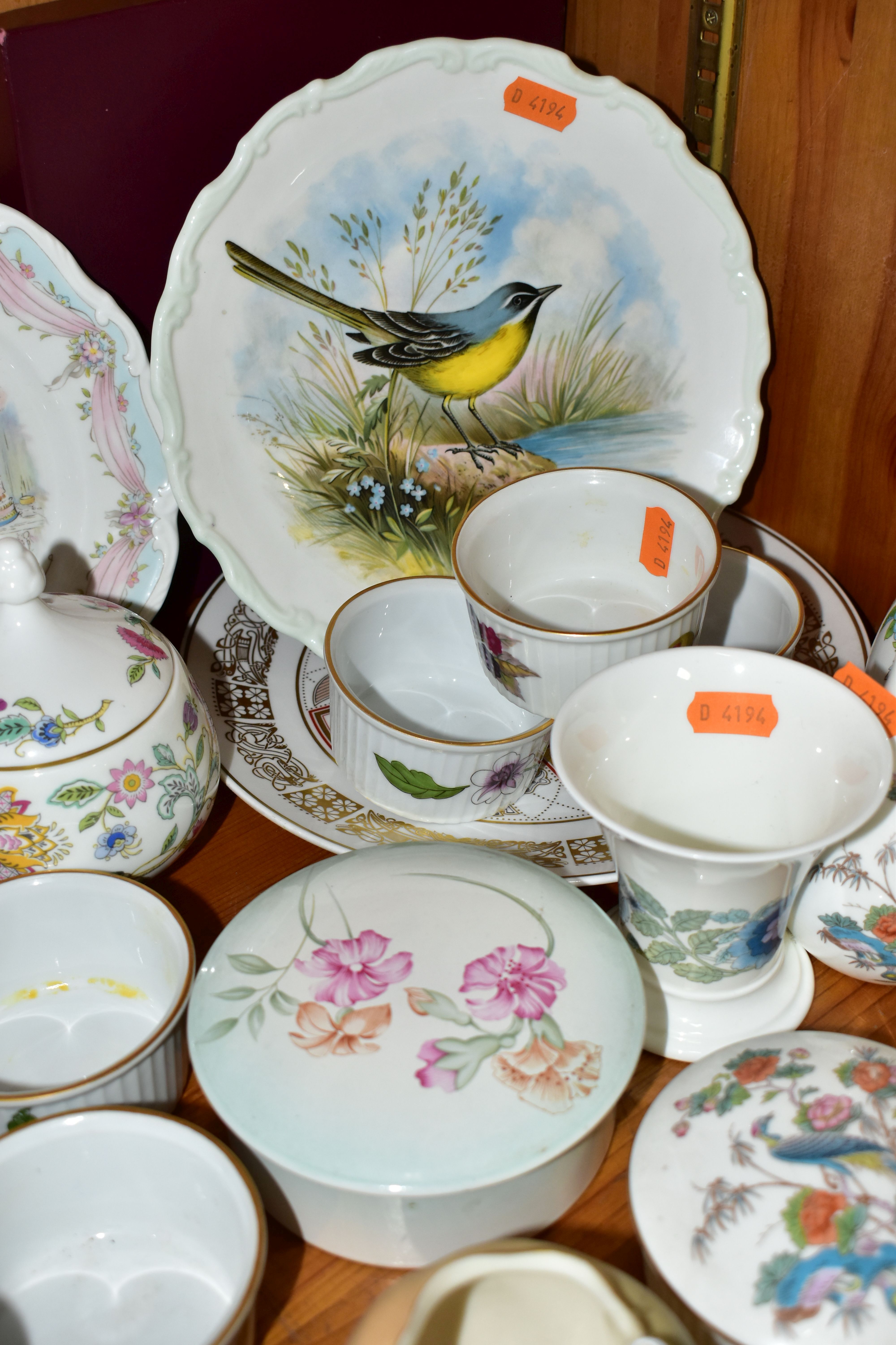 A GROUP OF CERAMICS AND METALWARES, approximately forty pieces to include an Edwardian Royal - Image 10 of 10