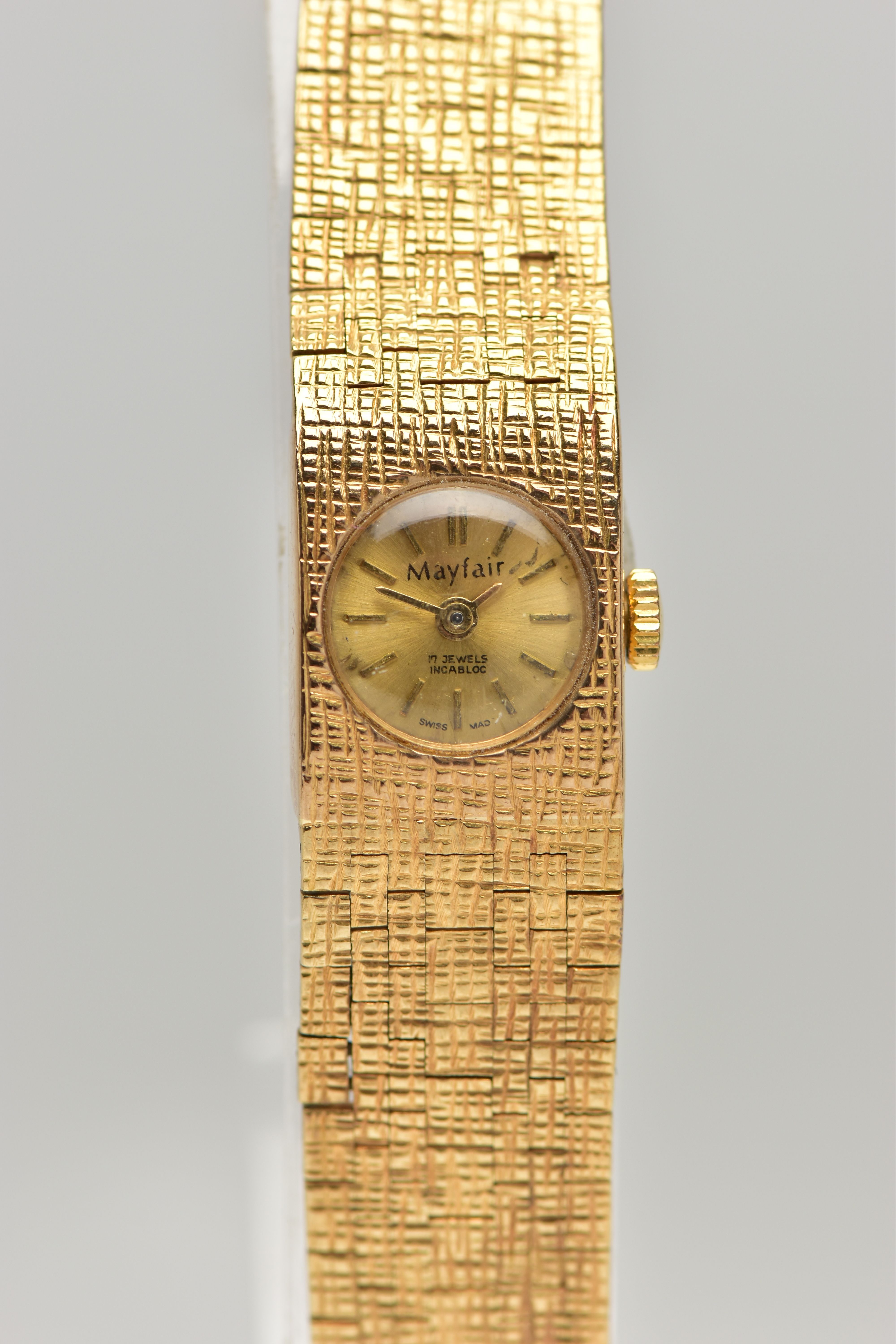 A MID 20TH CENTURY 9CT YELLOW GOLD WRISTWATCH, with circular champaign coloured dial, gold