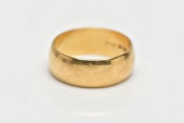 AN 18CT YELLOW GOLD WEDDING BAND, designed as a plain polished D-shape cross section band,