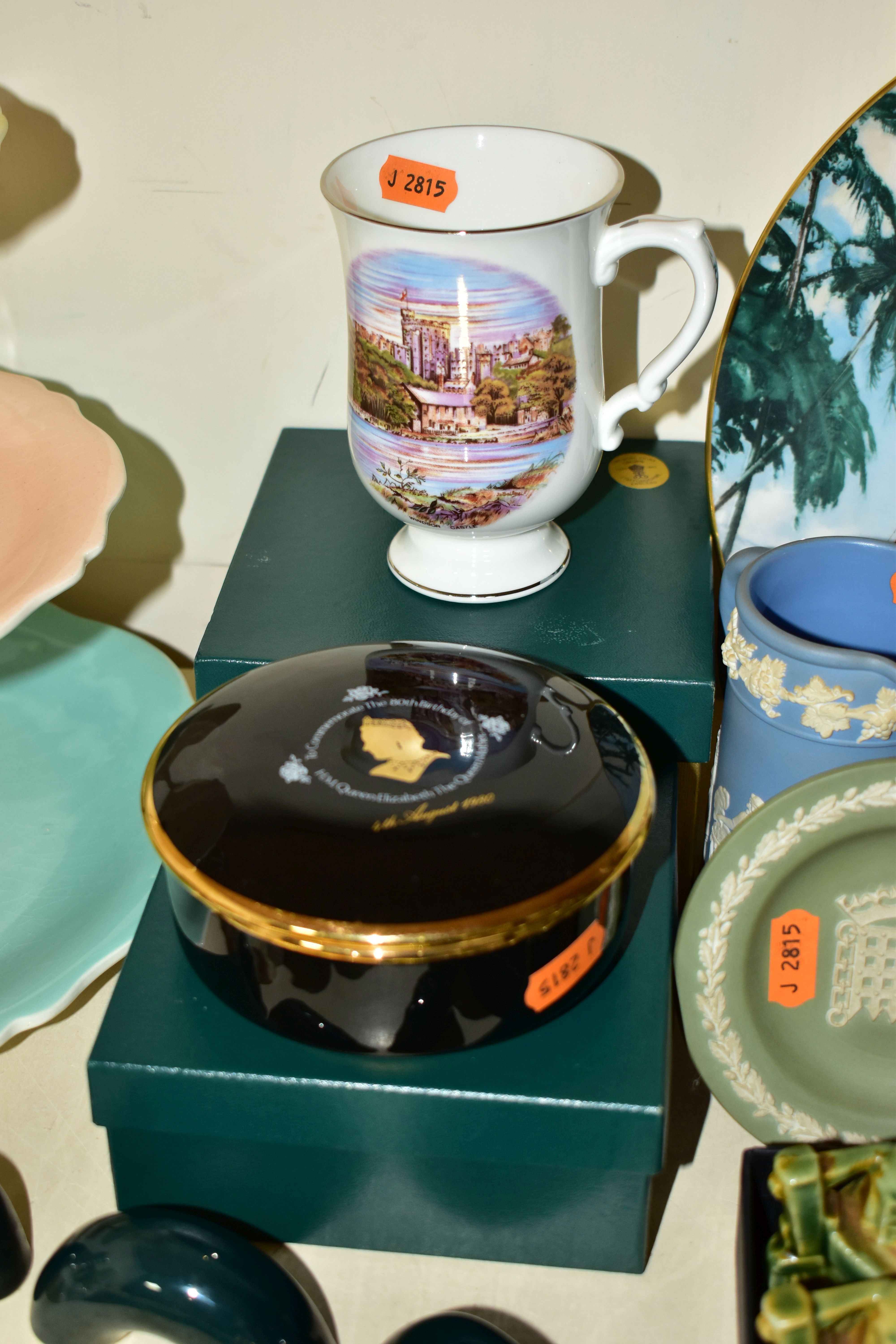 A GROUP OF CERAMICS AND GLASSWARES, to include a Royal Winton three tier cake stand in pastel - Image 7 of 11