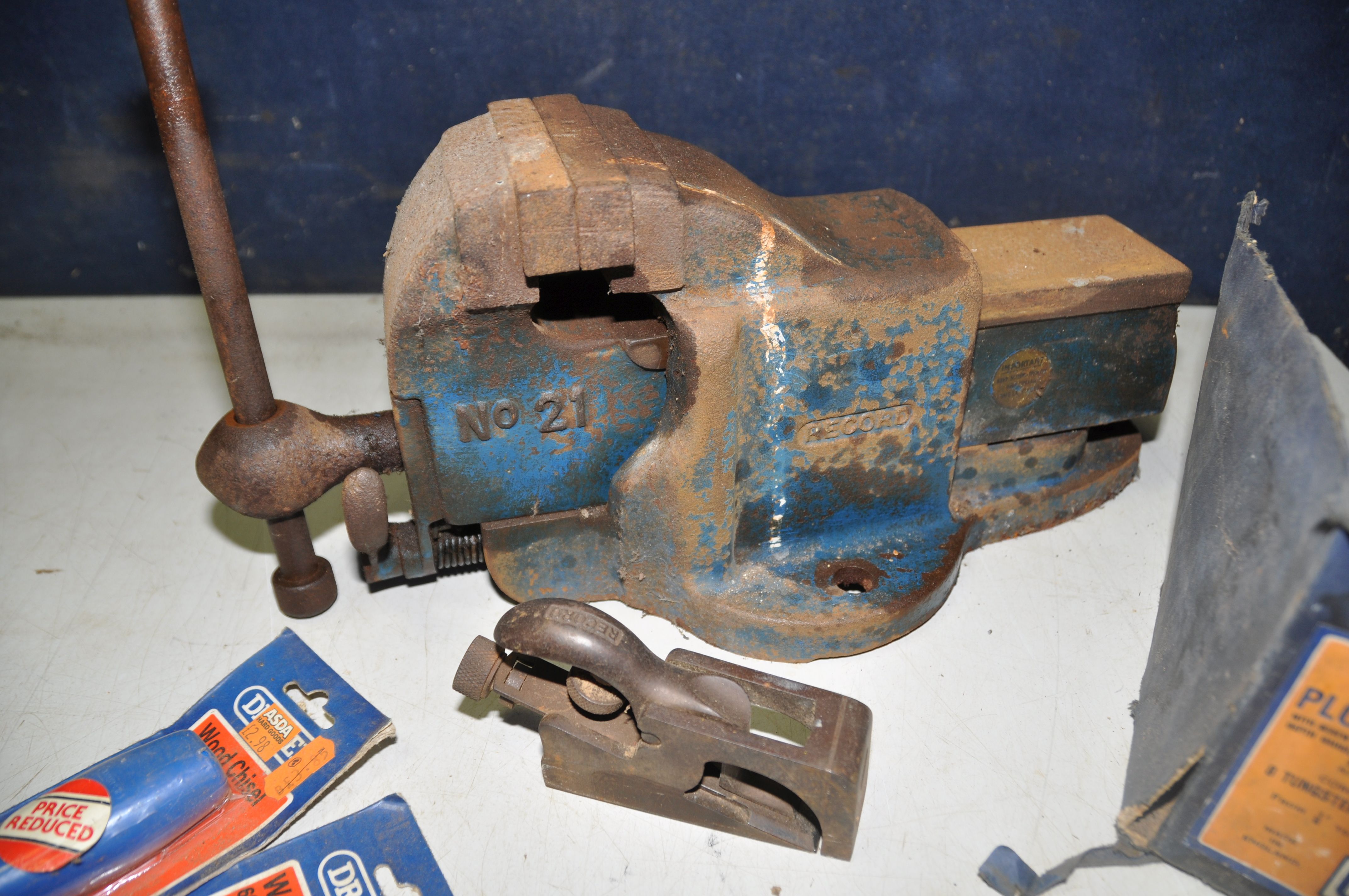 A RECORD No21 VICE along with a boxed Record 044 plough plane in original box with spare blades, - Image 3 of 6