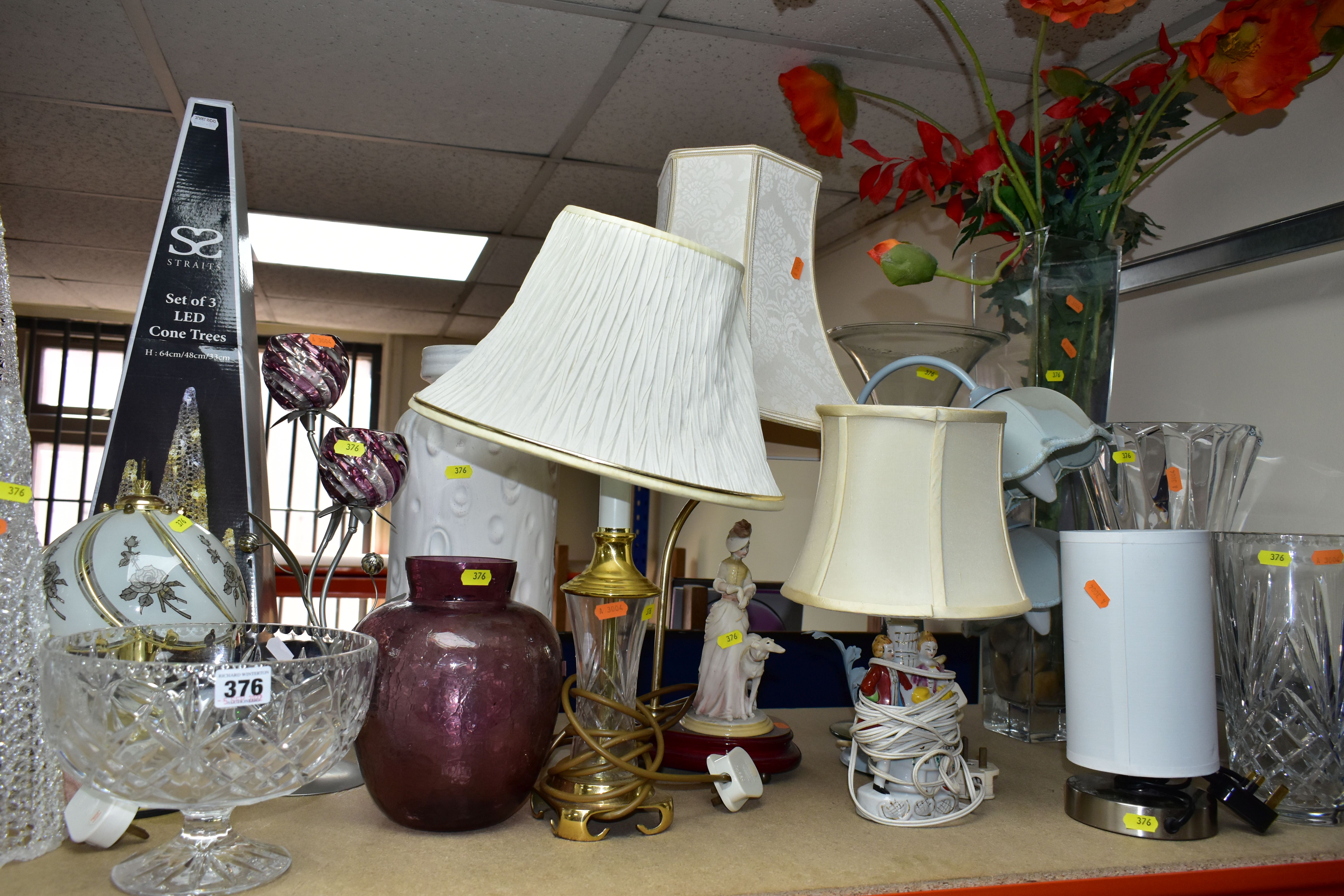 A GROUP OF TABLE LAMPS, GLASS VASES, BOWLS, ARTIFICIAL FLOWERS, ETC, including a boxed set of