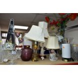 A GROUP OF TABLE LAMPS, GLASS VASES, BOWLS, ARTIFICIAL FLOWERS, ETC, including a boxed set of