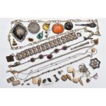 AN ASSORTMENT OF WHITE AND YELLOW METAL JEWELLERY, to include a damascene brooch, stamped Siam