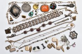 AN ASSORTMENT OF WHITE AND YELLOW METAL JEWELLERY, to include a damascene brooch, stamped Siam