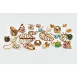 AN ASSORTMENT OF 9CT GOLD AND YELLOW METAL JEWELLERY, to include a yellow gold pendant set with