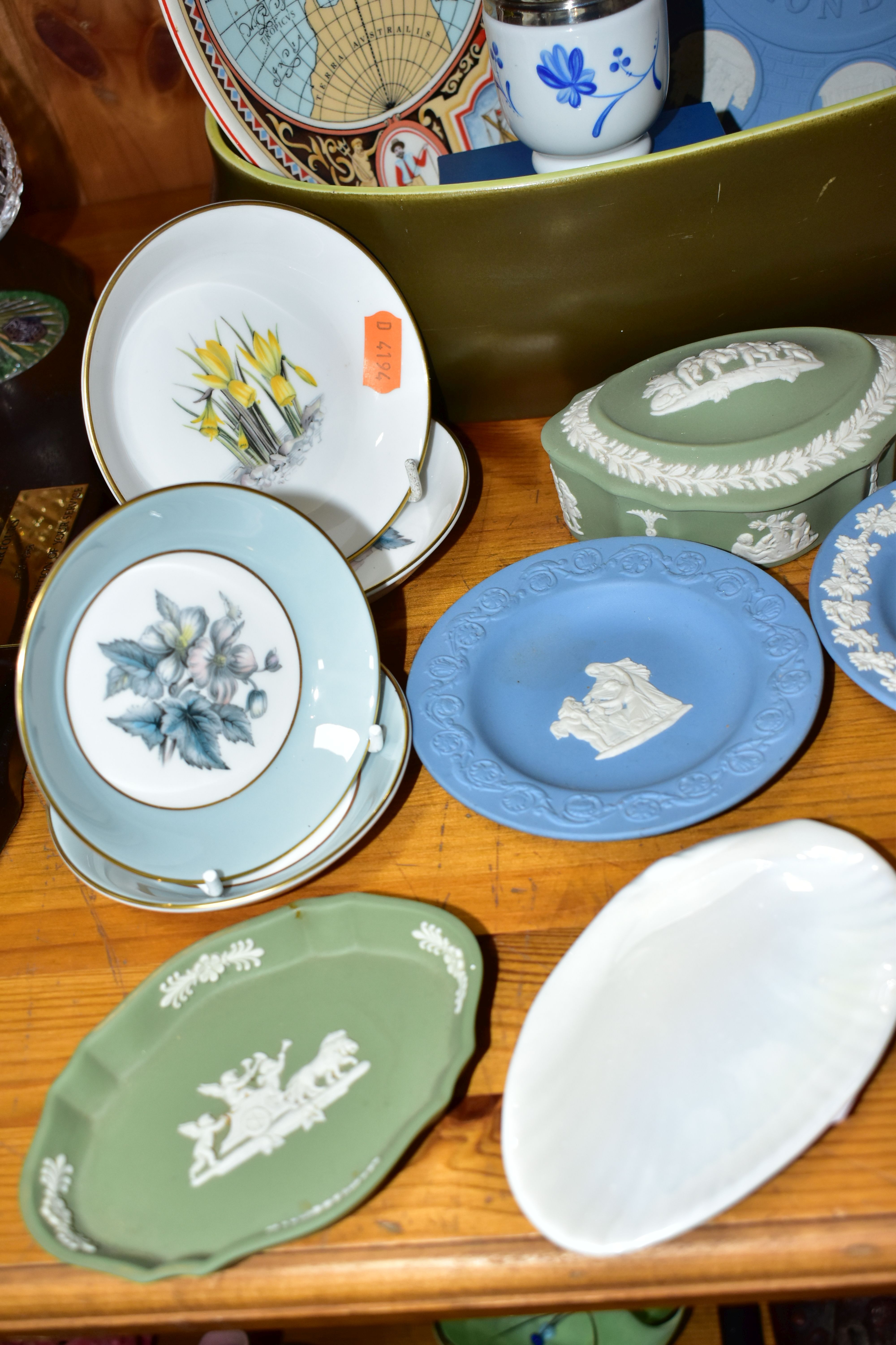 A GROUP OF CERAMICS AND METALWARES, approximately forty pieces to include an Edwardian Royal - Image 4 of 10