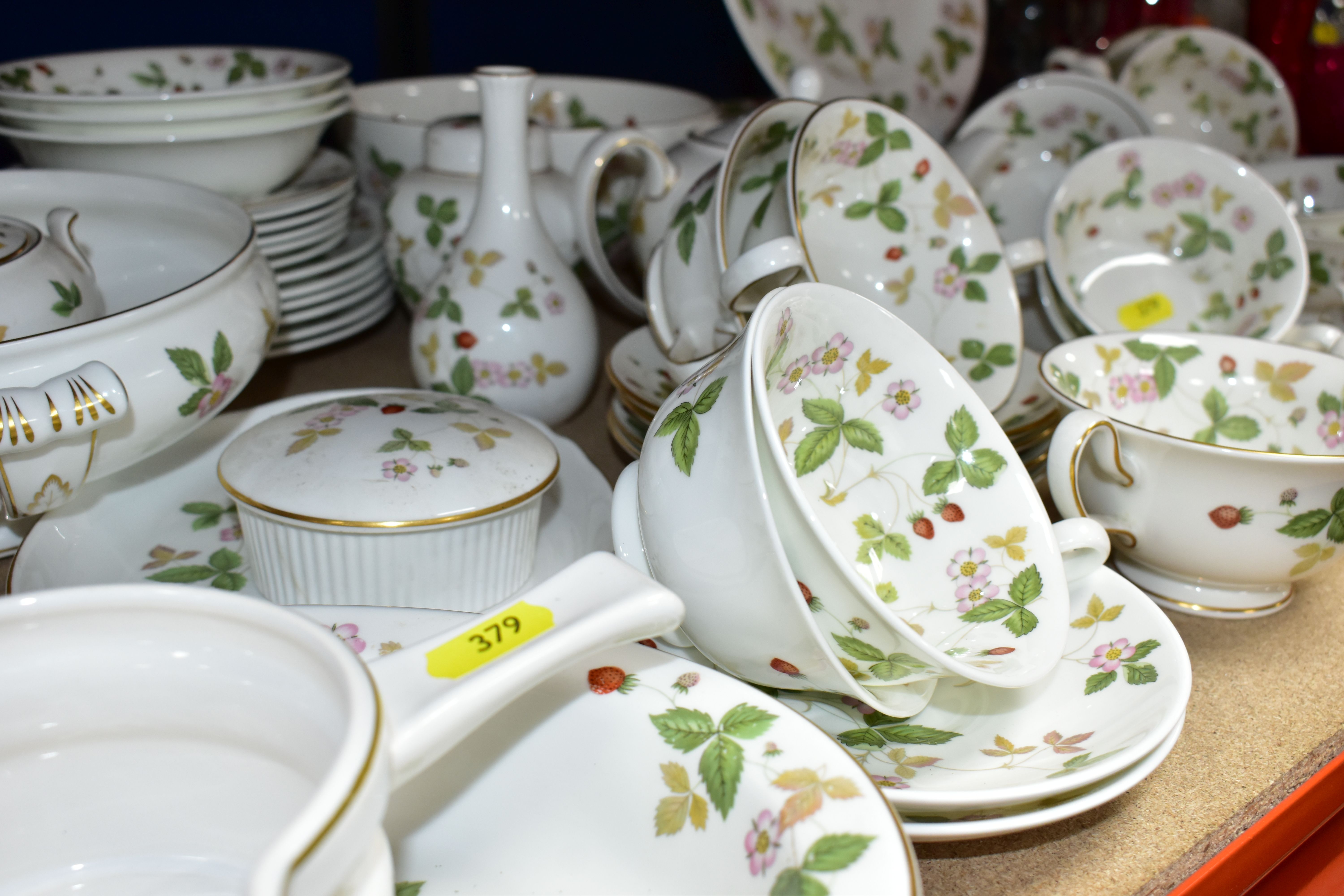 A WEDGWOOD BONE CHINA 'WILD STRAWBERRY' R4406 PATTERN PART DINNER SERVICE AND A SMALL QUANTITY OF - Image 5 of 6