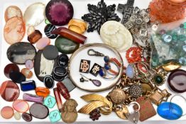 A BAG OF SILVER JEWELLERY, LOOSE SEMI-PRECIOUS INSERTS AND OTHER ITEMS, to include a silver hinged