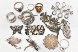 A SELECTION OF SILVER AND WHITE METAL ITEMS, to include a silver 'Mizpah' brooch decorated with rose