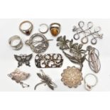 A SELECTION OF SILVER AND WHITE METAL ITEMS, to include a silver 'Mizpah' brooch decorated with rose