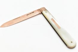 AN EARLY 20TH CENTURY, 9CT GOLD POCKET KNIFE, a rose gold blade, mother of pearl handle with a