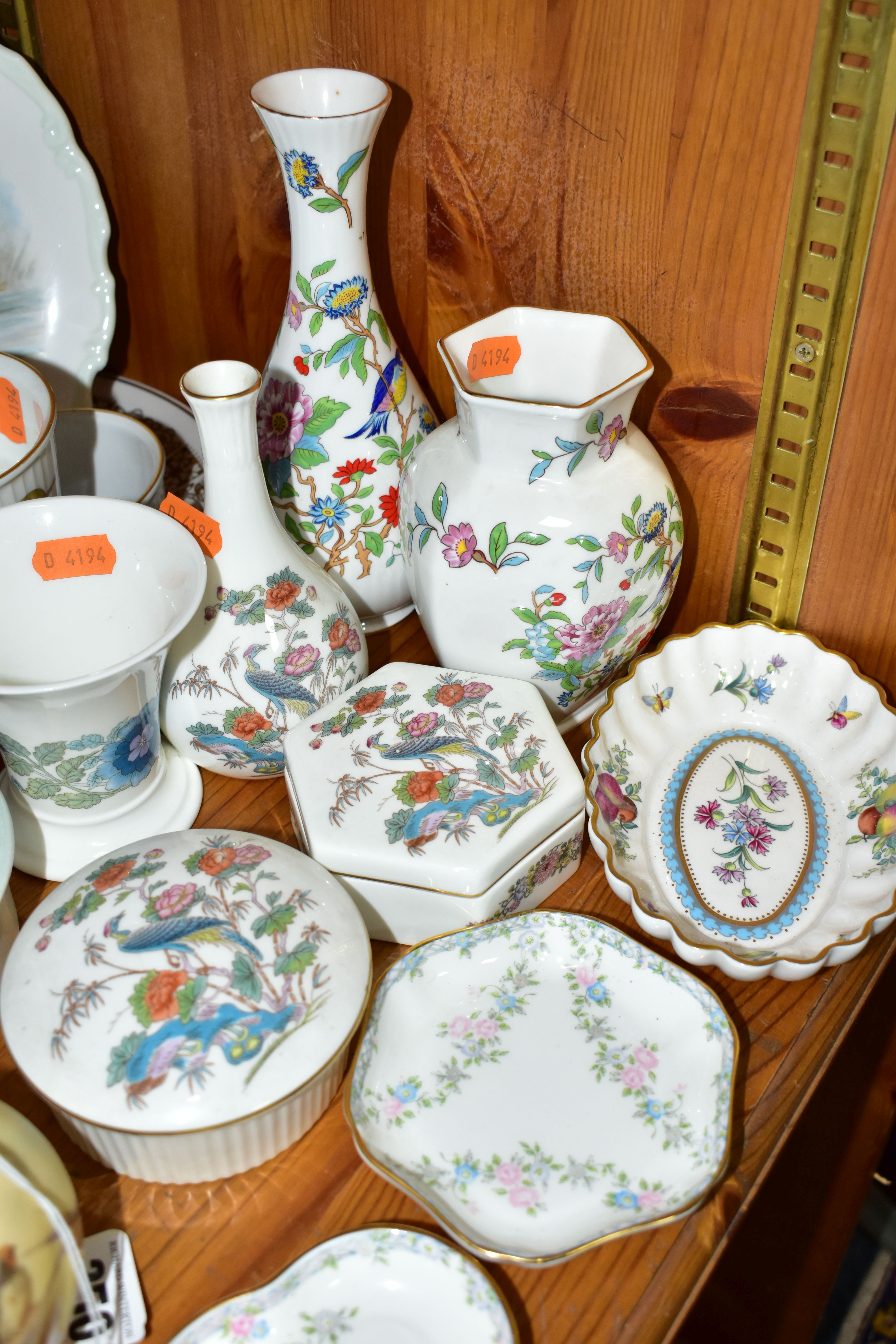 A GROUP OF CERAMICS AND METALWARES, approximately forty pieces to include an Edwardian Royal - Image 9 of 10