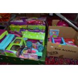 AN EXTENSIVE COLLECTION OF BOXED AND UNBOXED ASSORTED POLLY POCKET DOLLS, CLOTHING AND