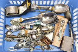 AN ASSORTMENT OF SILVER AND WHITE METAL TABLEWARE, to include a boxed silver napkin ring, engine