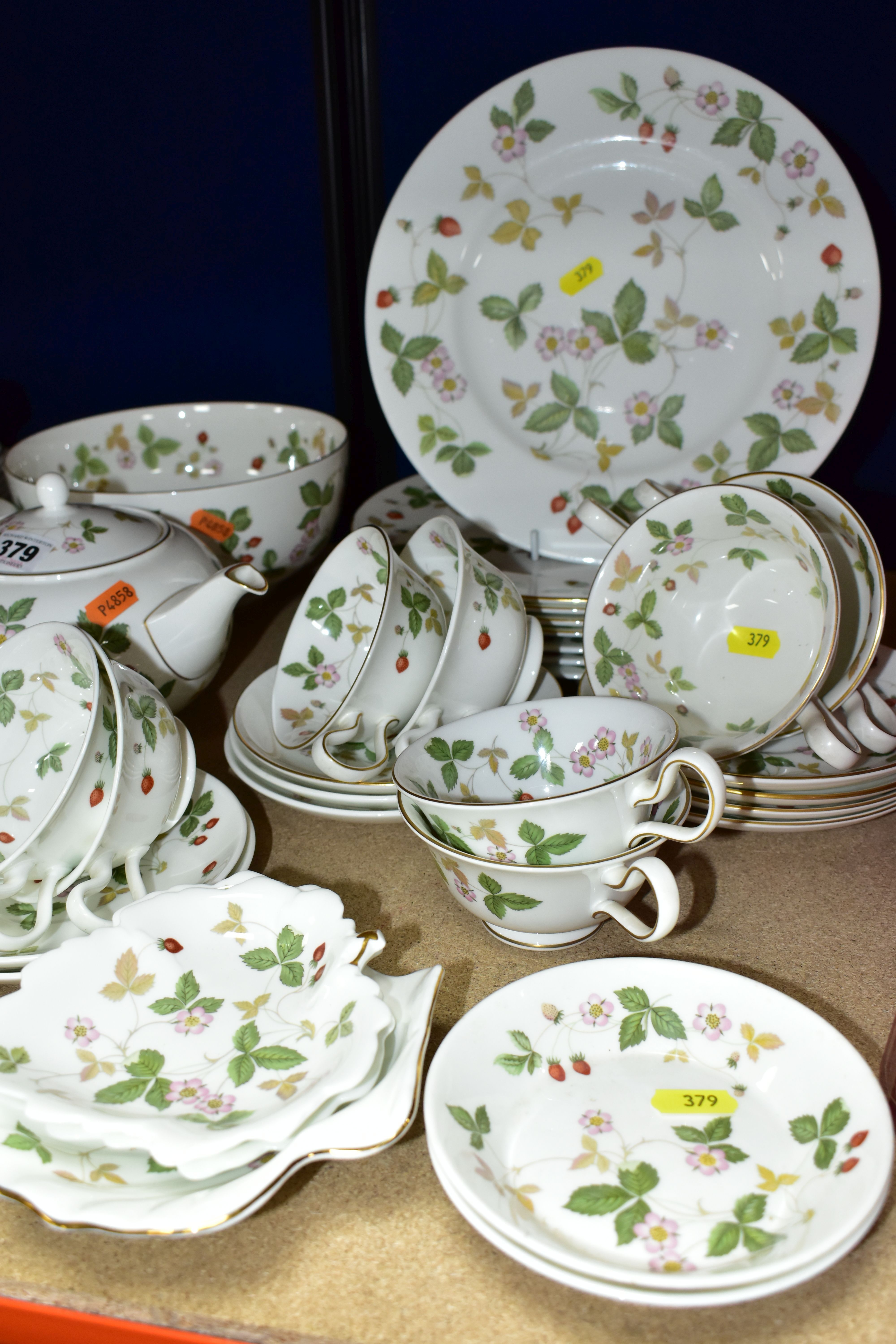 A WEDGWOOD BONE CHINA 'WILD STRAWBERRY' R4406 PATTERN PART DINNER SERVICE AND A SMALL QUANTITY OF - Image 2 of 6