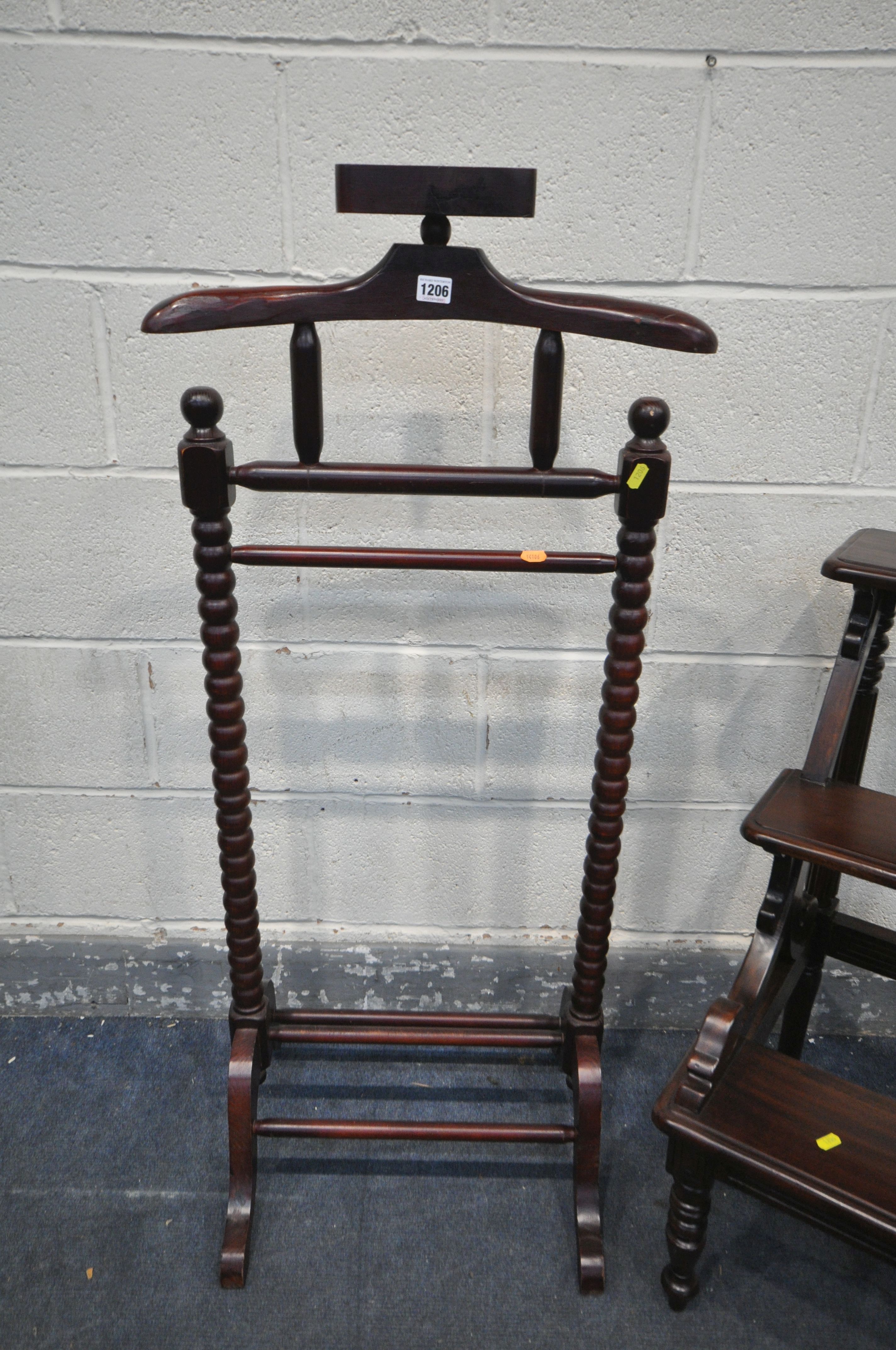 A REPRODUCTION MAHOGANY LIBRARY STEPS, with fluted supports, width 45cm x depth 51cm x height - Image 5 of 6
