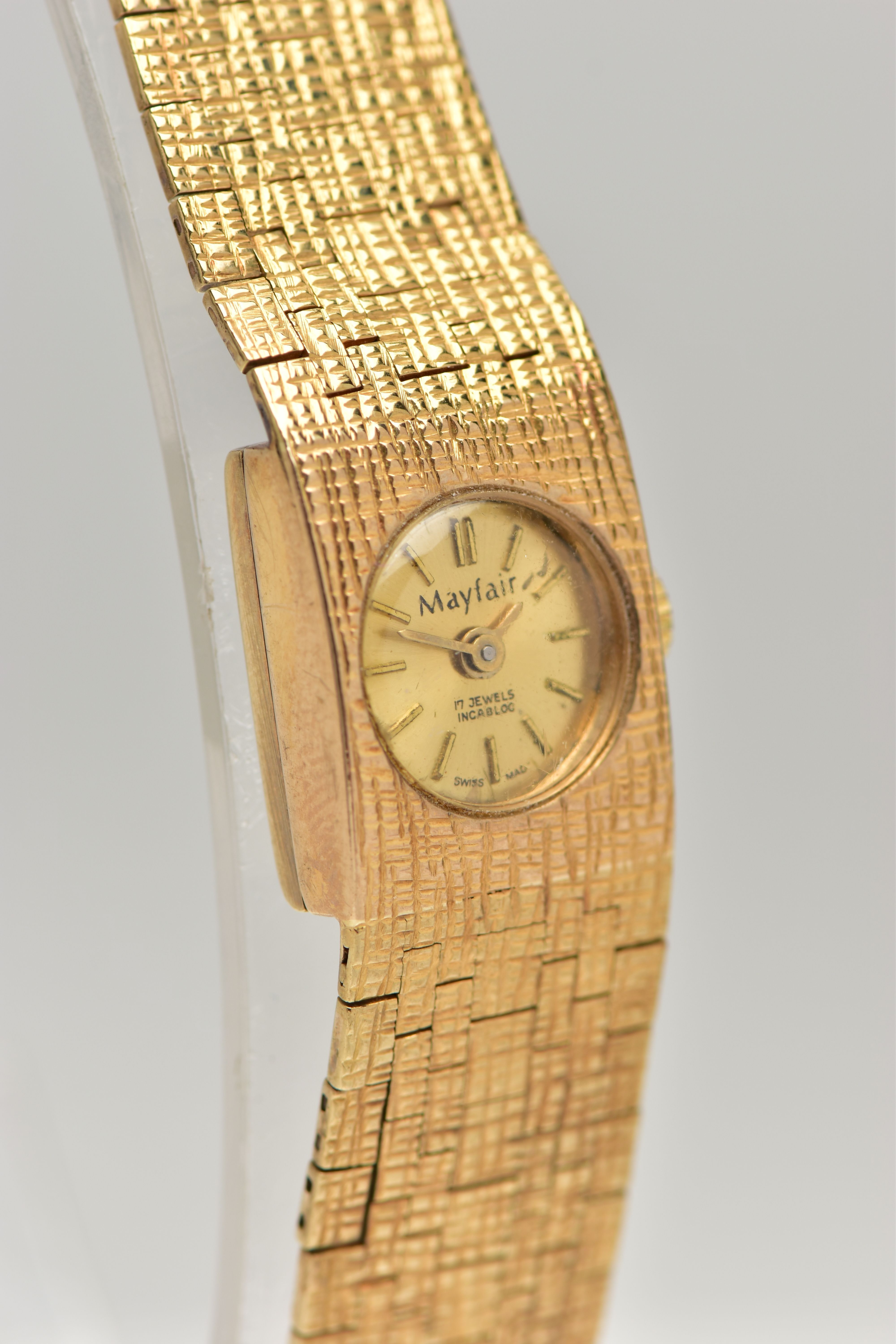 A MID 20TH CENTURY 9CT YELLOW GOLD WRISTWATCH, with circular champaign coloured dial, gold - Image 3 of 6