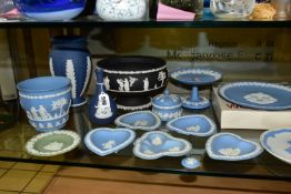 A GROUP OF WEDGWOOD JASPERWARES, seventeen pieces to include a black pedestal bowl height 13cm x
