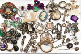 A SELECTION OF SILVER AND WHITE METAL ITEMS OF JEWELLERY, to include an Edwardian silver Celtic
