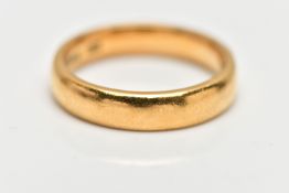 A 22CT GOLD WEDDING BAND RING, hallmarked 'Henry Hyde Aston' Birmingham 1927, ring size O 1/2,