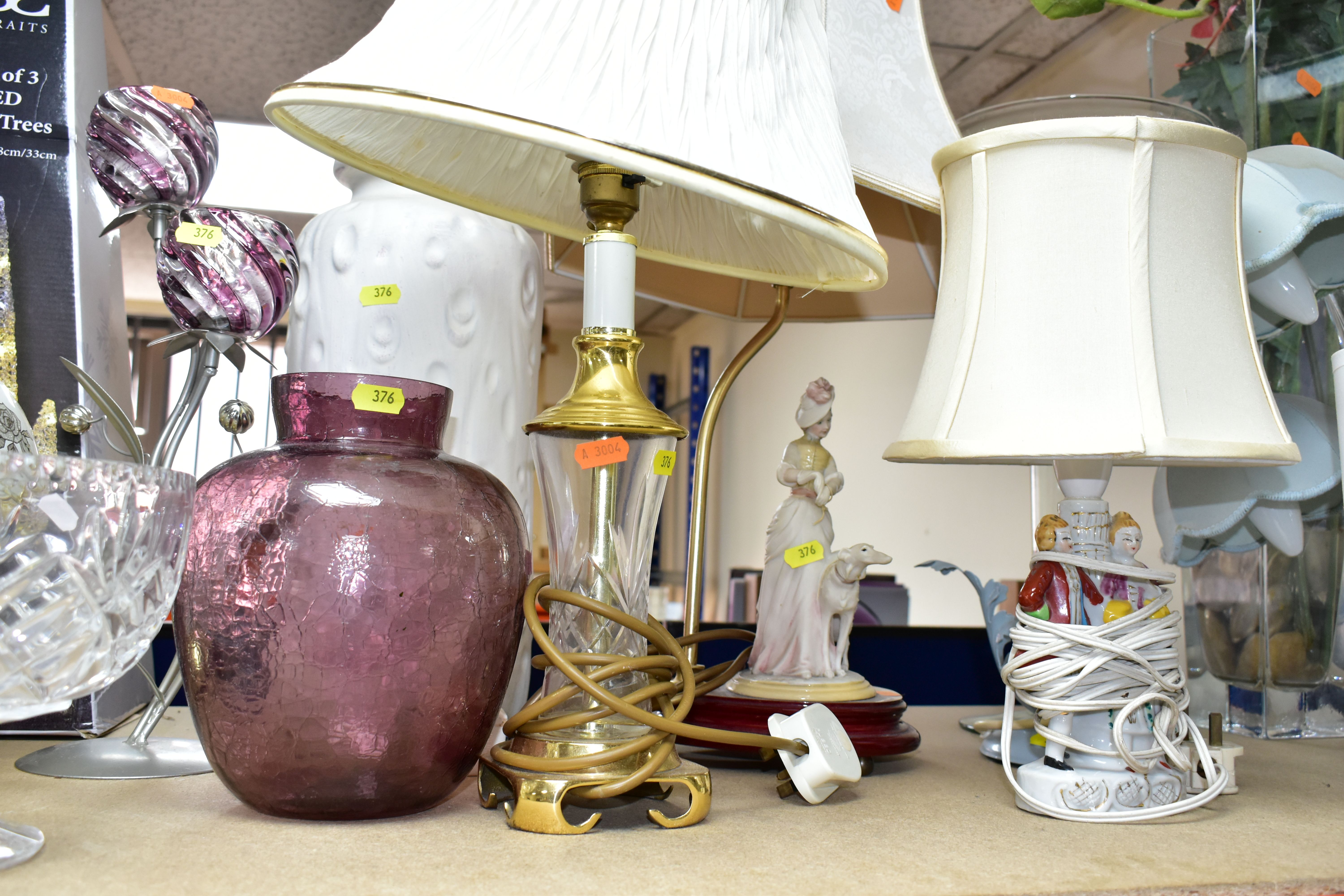 A GROUP OF TABLE LAMPS, GLASS VASES, BOWLS, ARTIFICIAL FLOWERS, ETC, including a boxed set of - Image 3 of 5