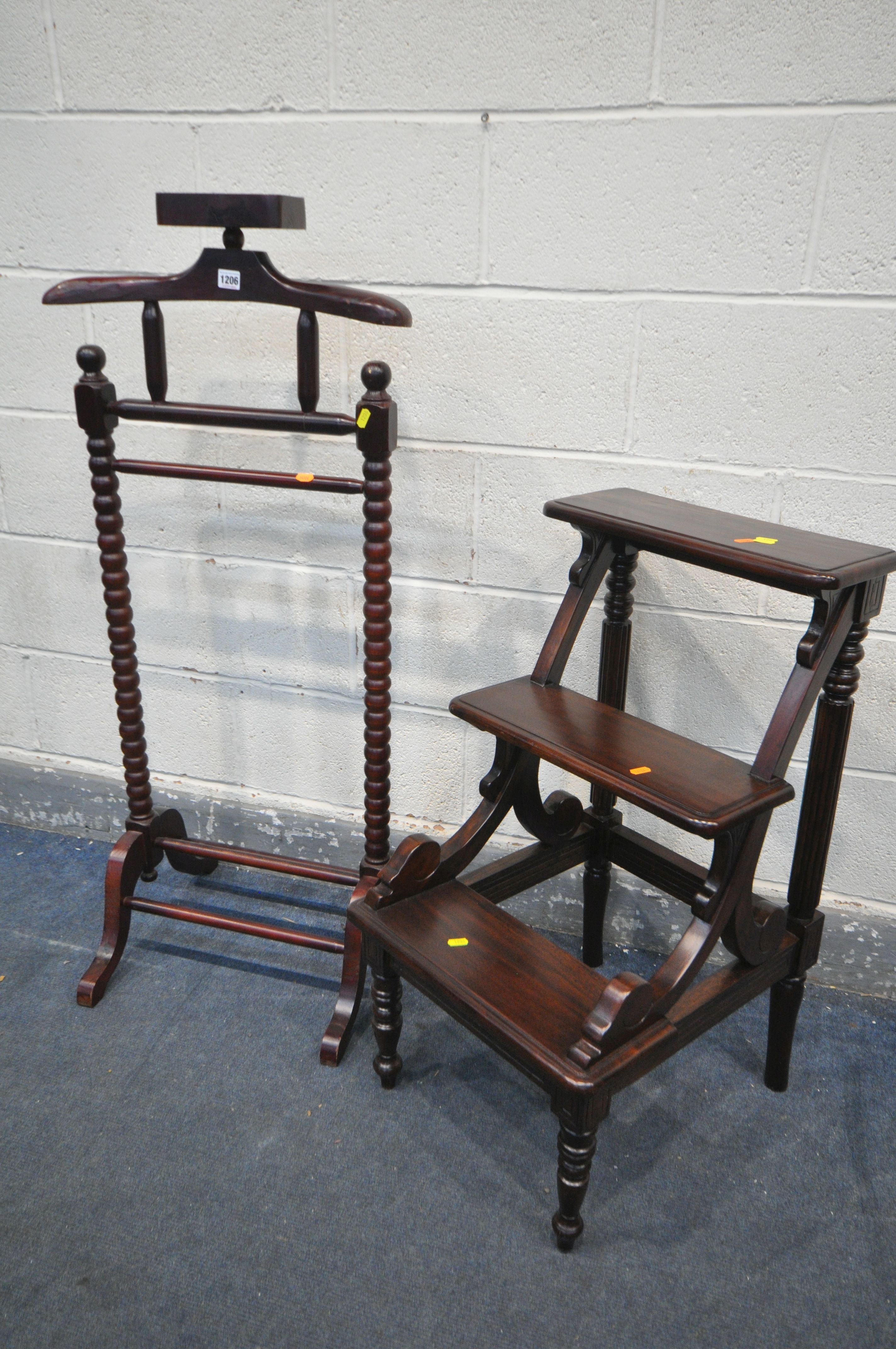 A REPRODUCTION MAHOGANY LIBRARY STEPS, with fluted supports, width 45cm x depth 51cm x height