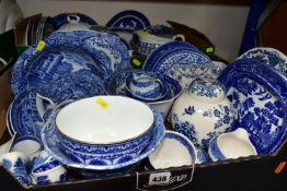 TWO BOXES OF BLUE AND WHITE CERAMICS AND WILLOW PATTERN DINNERWARE, to include s Blakeney pedestal