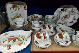 A QUANTITY OF ROYAL WORCESTER EVESHAM AND EVESHAM VALE PATTERN DINNER WARES, comprising a boxed cake