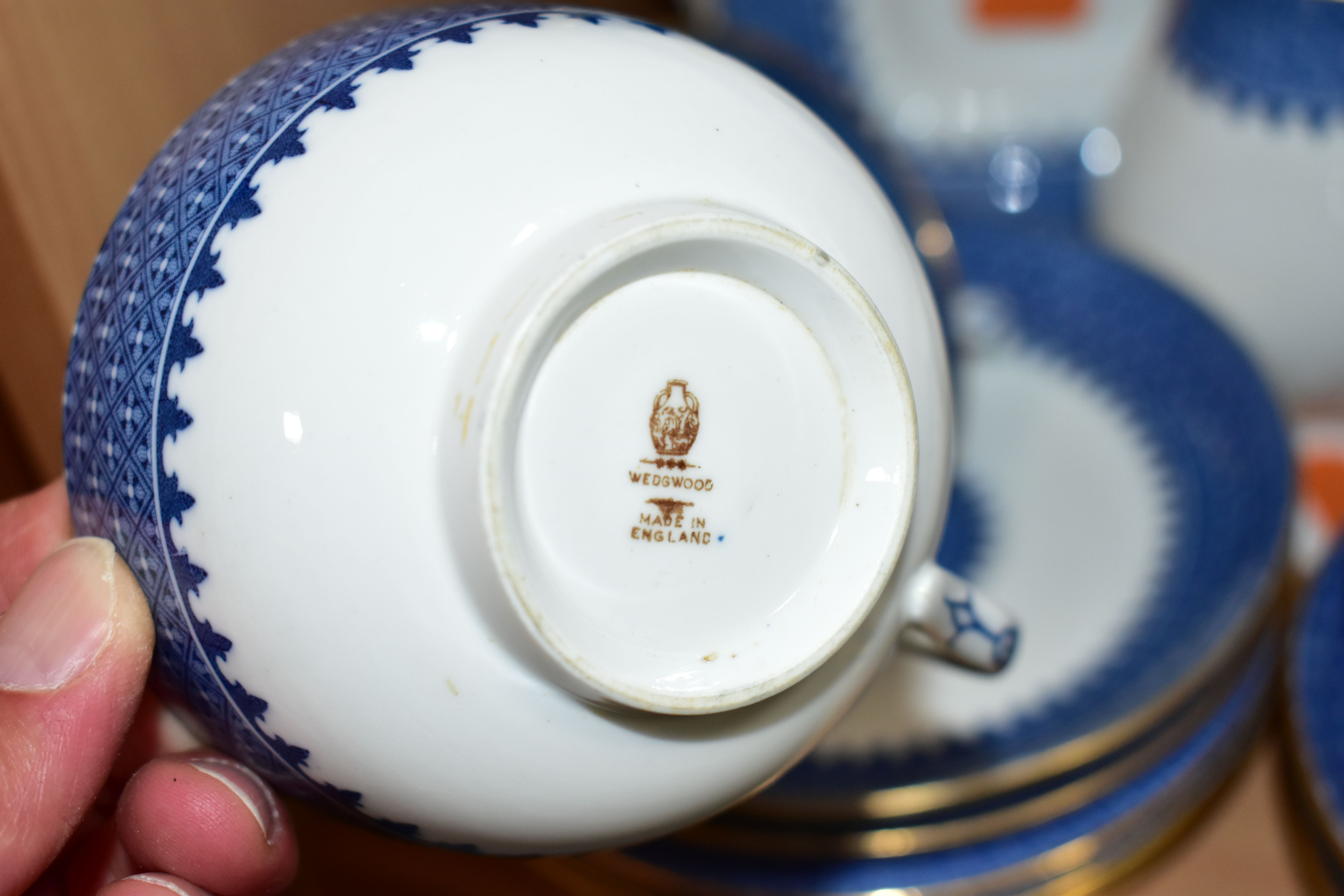 A TWENTY SEVEN PIECE WEDGWOOD LYNN Y6801 PART TEA SET, comprising a square twin handled cake - Image 4 of 4