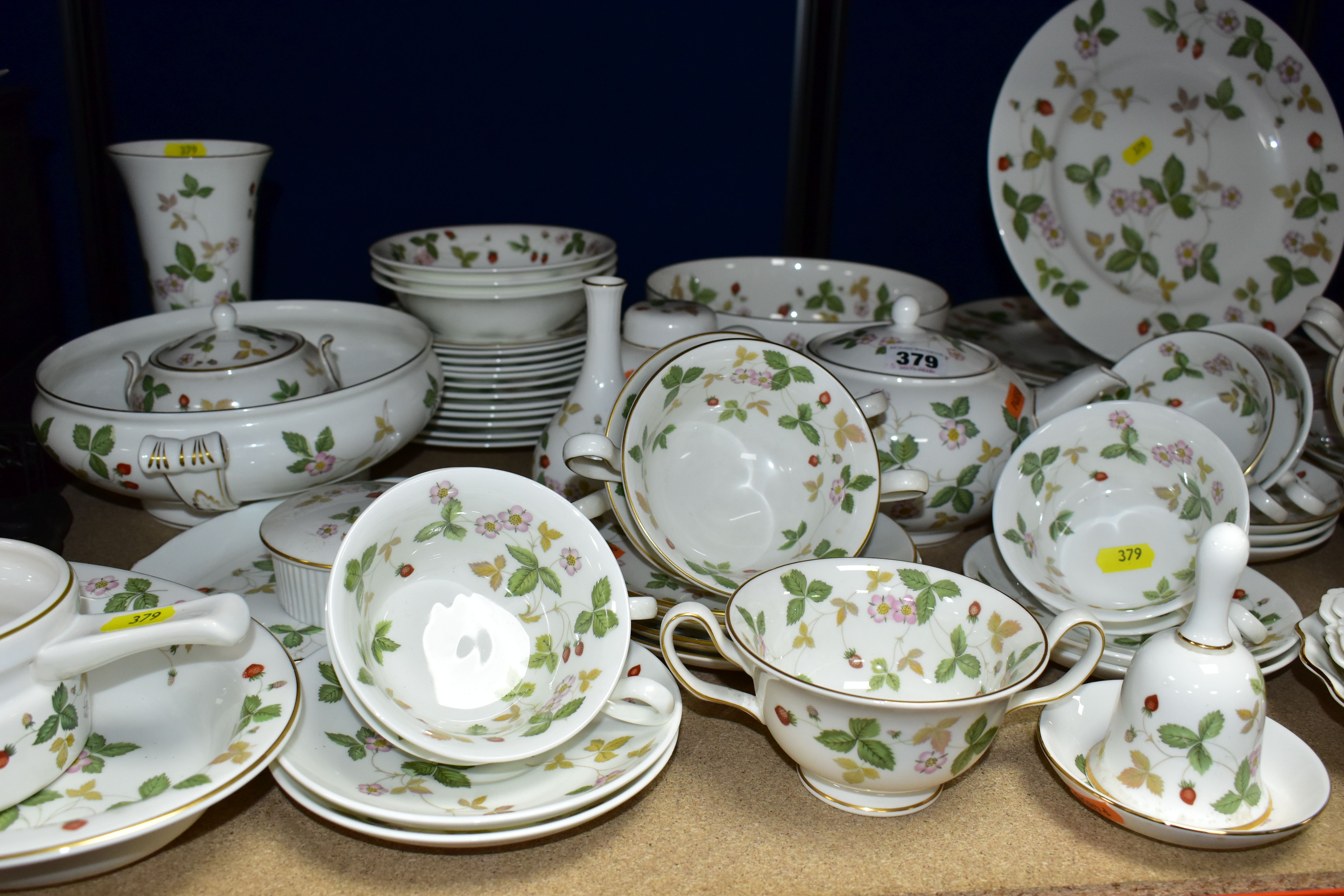 A WEDGWOOD BONE CHINA 'WILD STRAWBERRY' R4406 PATTERN PART DINNER SERVICE AND A SMALL QUANTITY OF