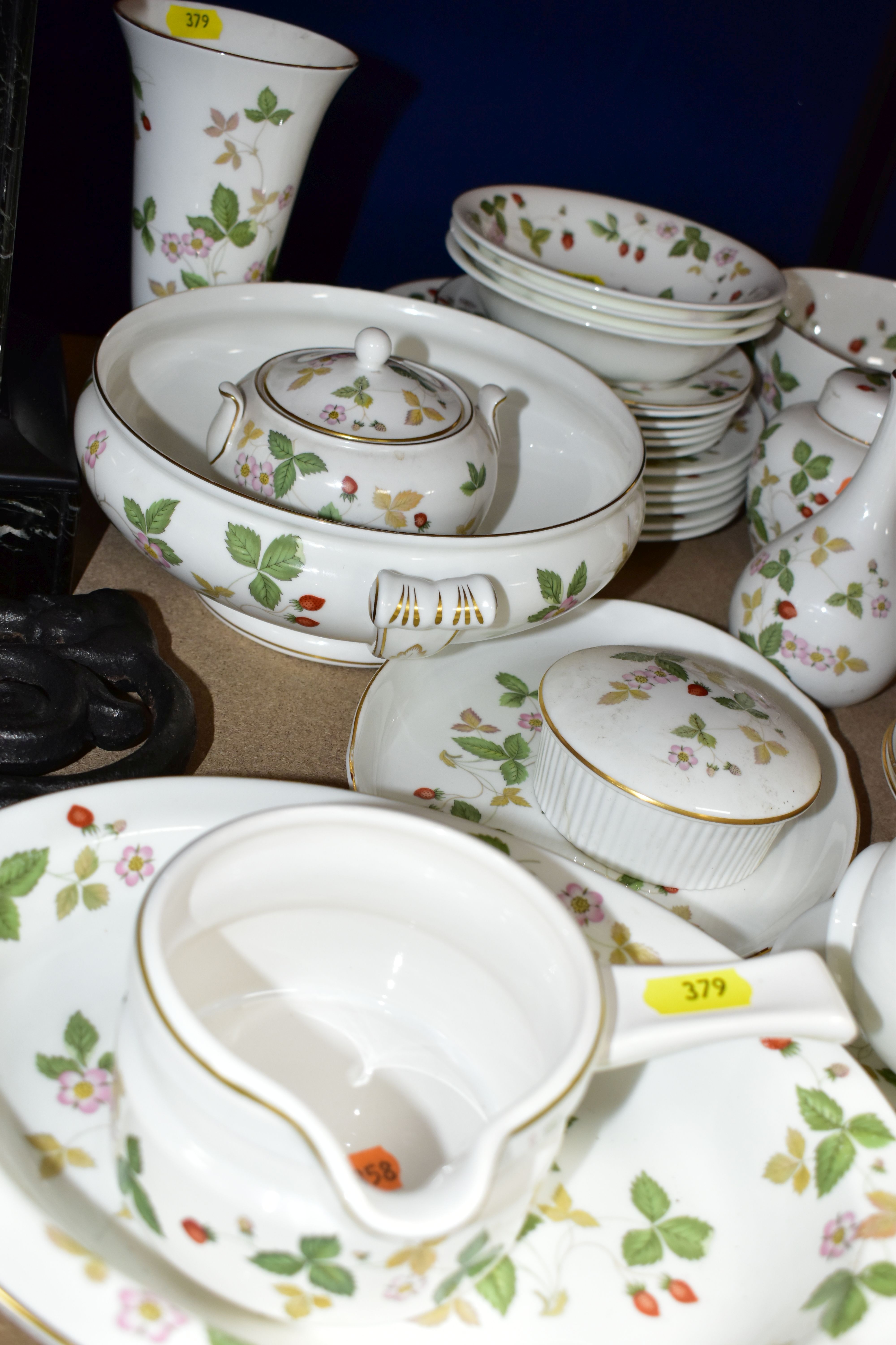 A WEDGWOOD BONE CHINA 'WILD STRAWBERRY' R4406 PATTERN PART DINNER SERVICE AND A SMALL QUANTITY OF - Image 4 of 6
