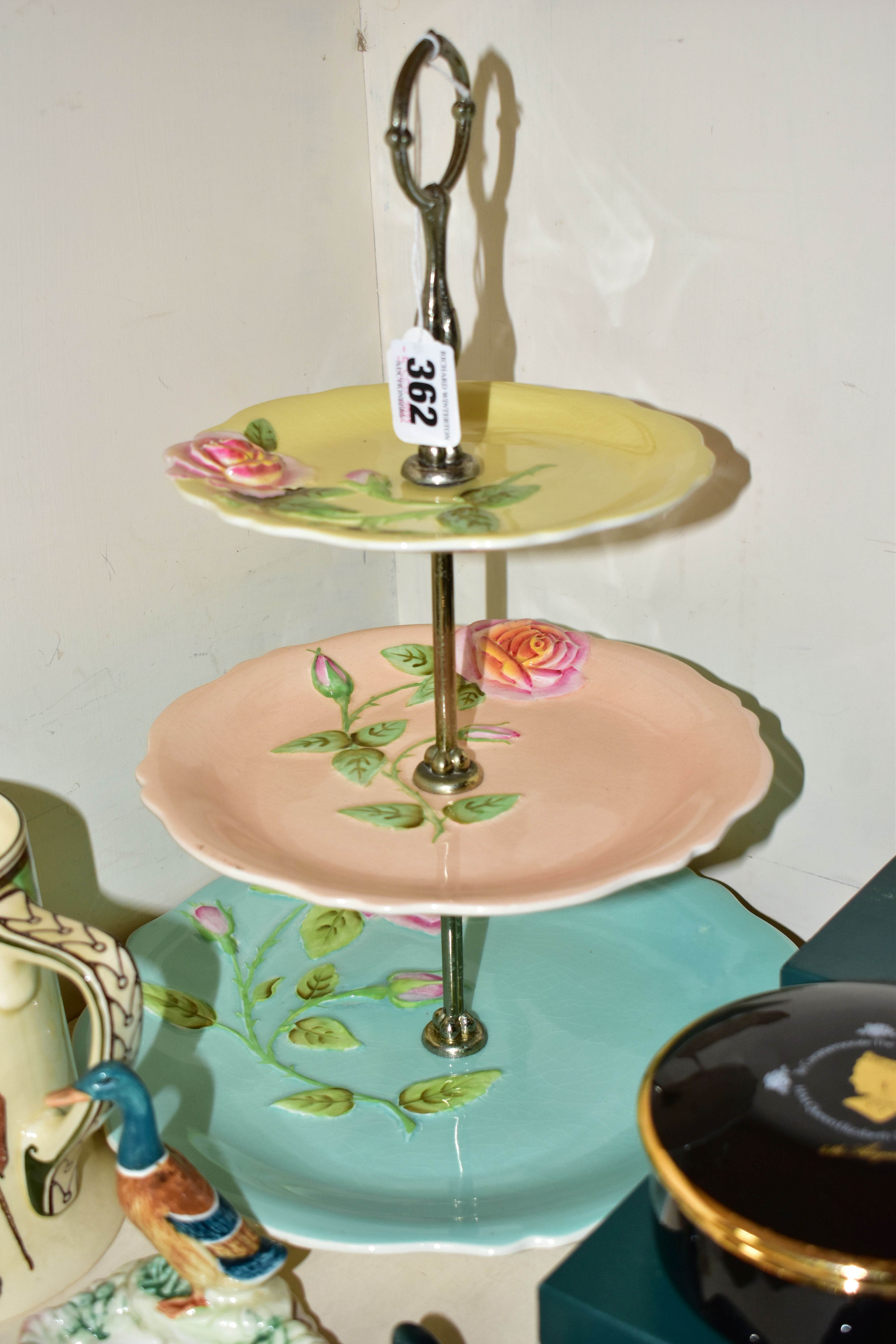 A GROUP OF CERAMICS AND GLASSWARES, to include a Royal Winton three tier cake stand in pastel - Image 11 of 11