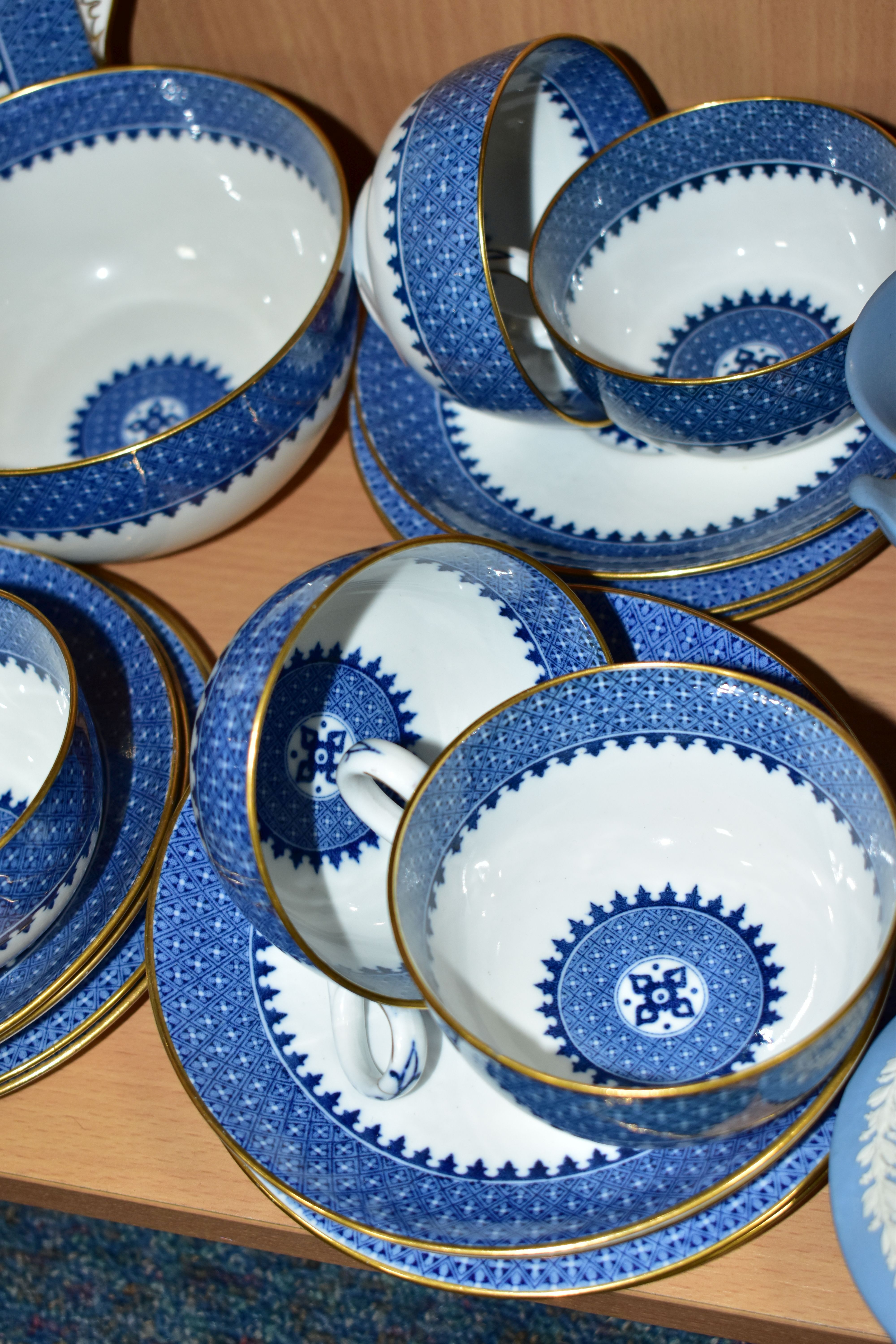 A TWENTY SEVEN PIECE WEDGWOOD LYNN Y6801 PART TEA SET, comprising a square twin handled cake - Image 3 of 4