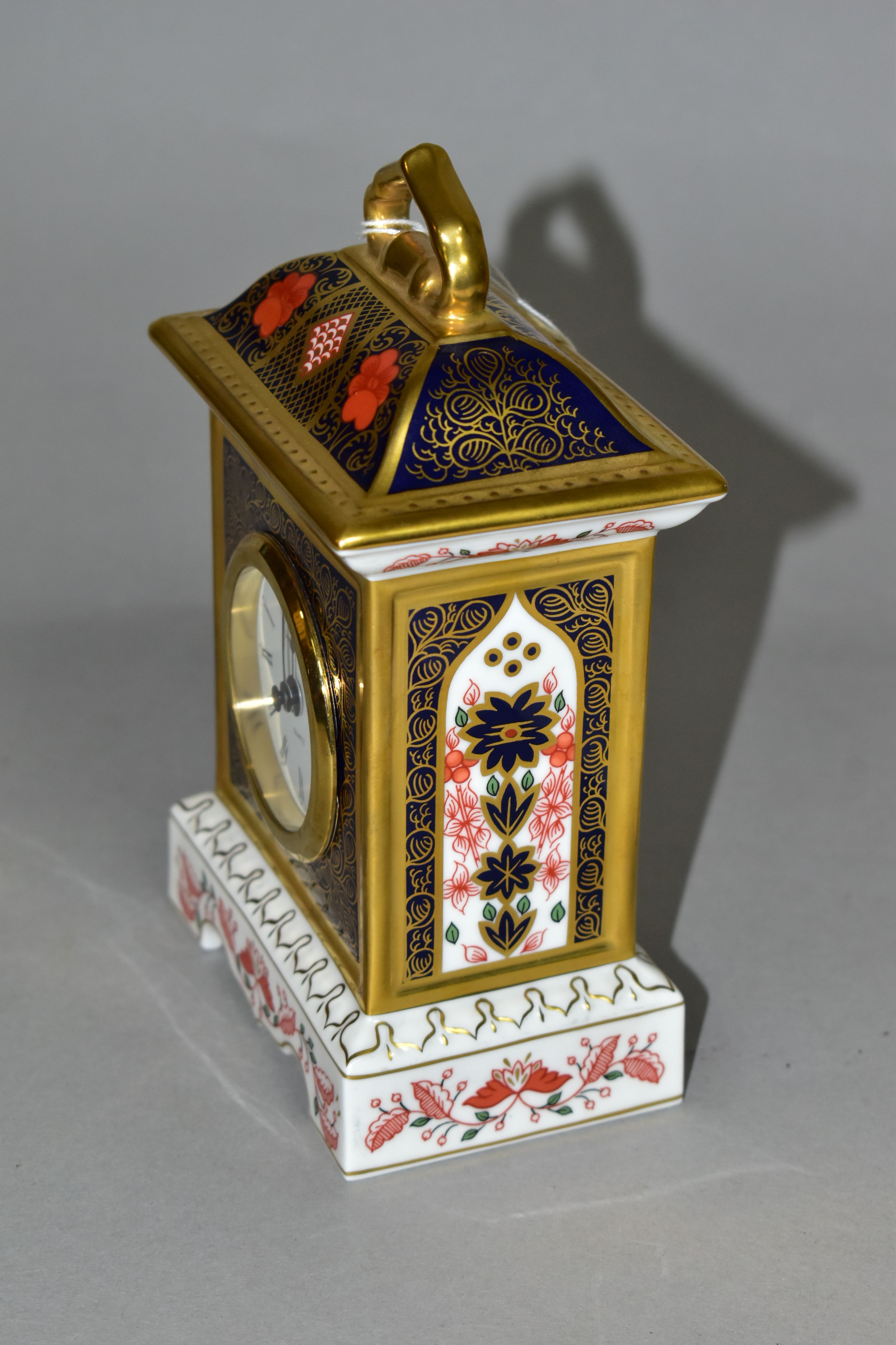 A ROYAL CROWN DERBY OLD IMARI 1128 SOLID GOLD BAND MANTEL CLOCK, with quartz movement, having red - Image 2 of 5