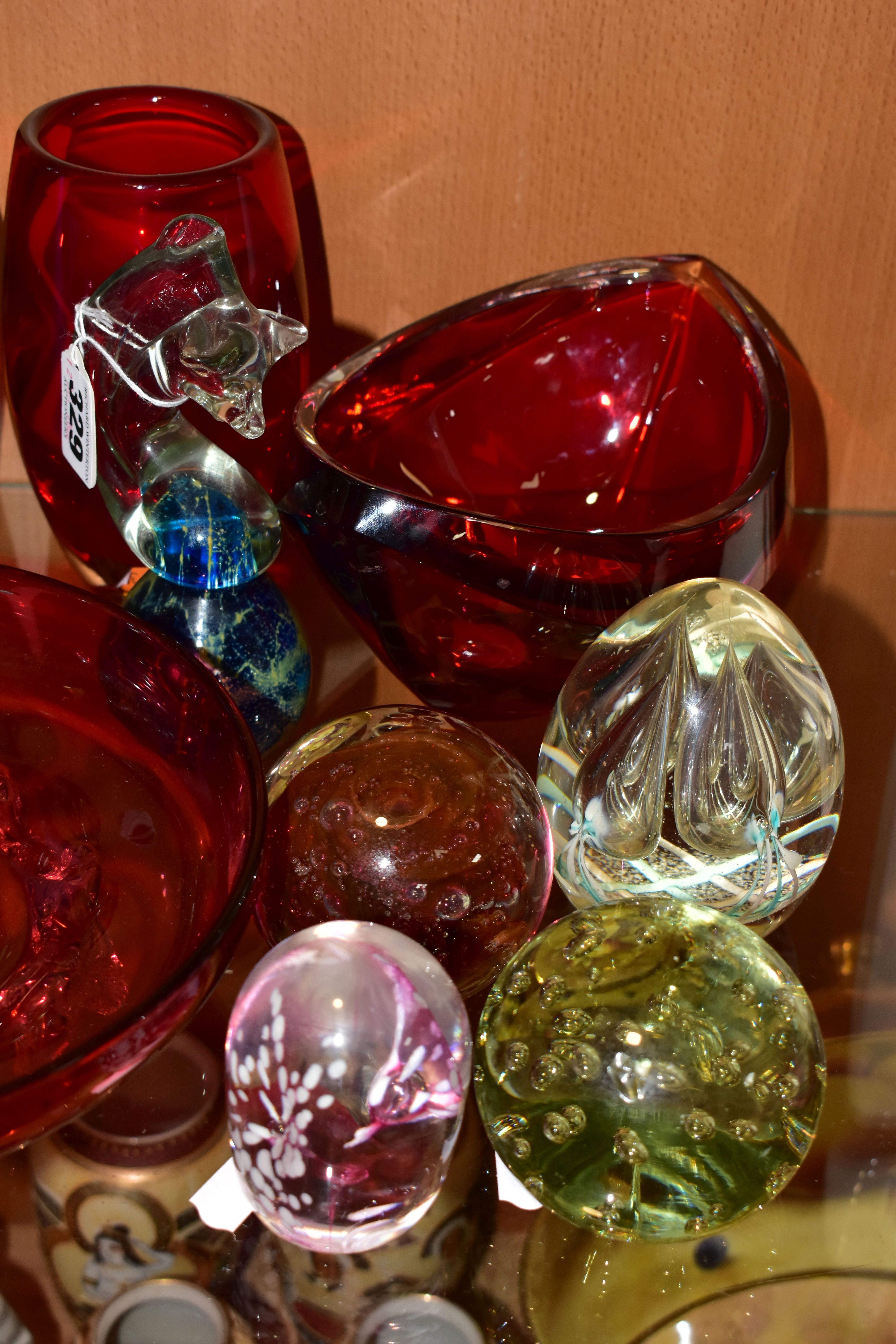 A GROUP OF COLOURED AND DECORATIVE GLASSWARES, twenty one pieces to include Caithness Skyhigh and - Image 2 of 5