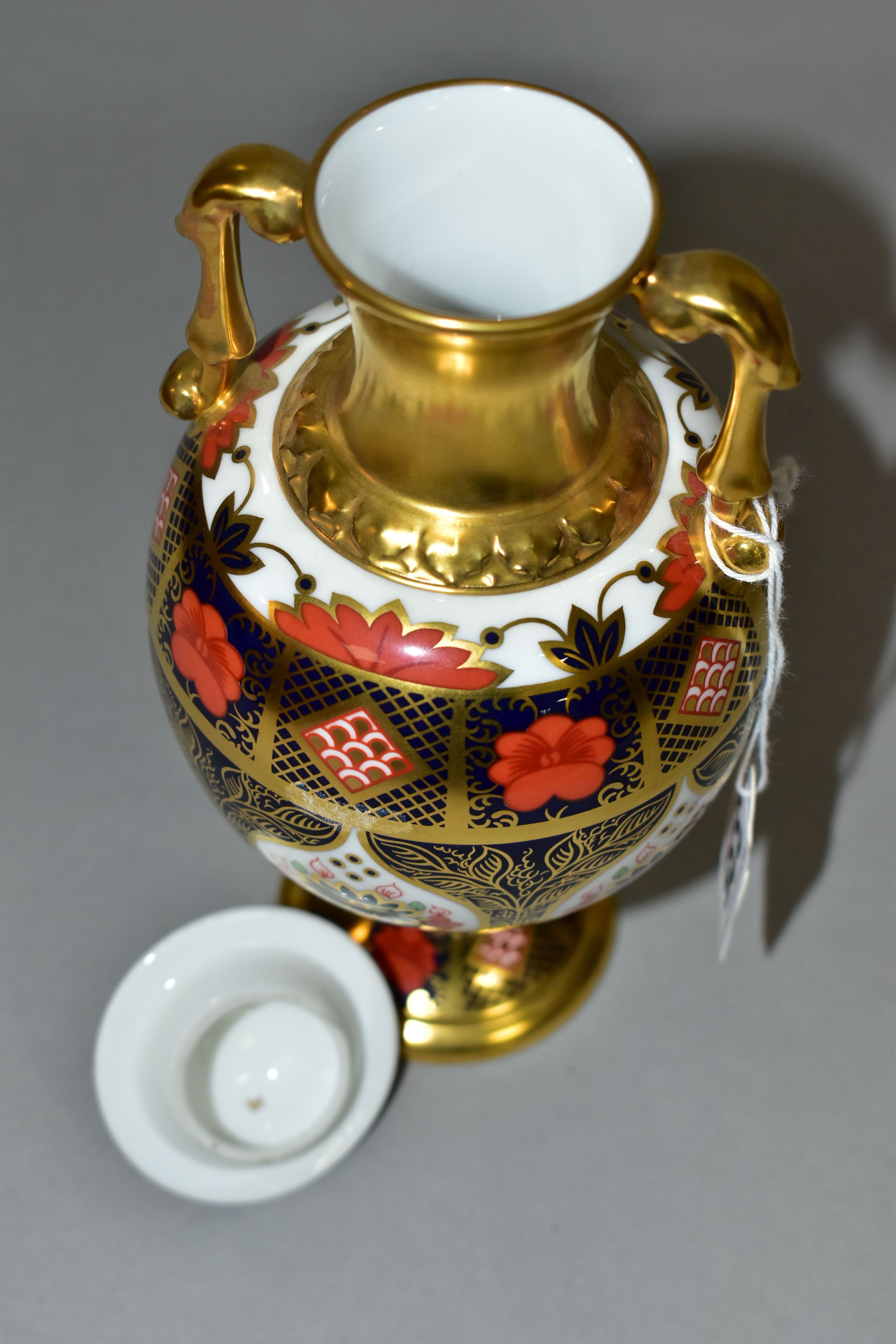 A ROYAL CROWN DERBY OLD IMARI 1128 SOLID GOLD BAND TWIN HANDLED SUDBURY VASE AND COVER, of - Image 4 of 5