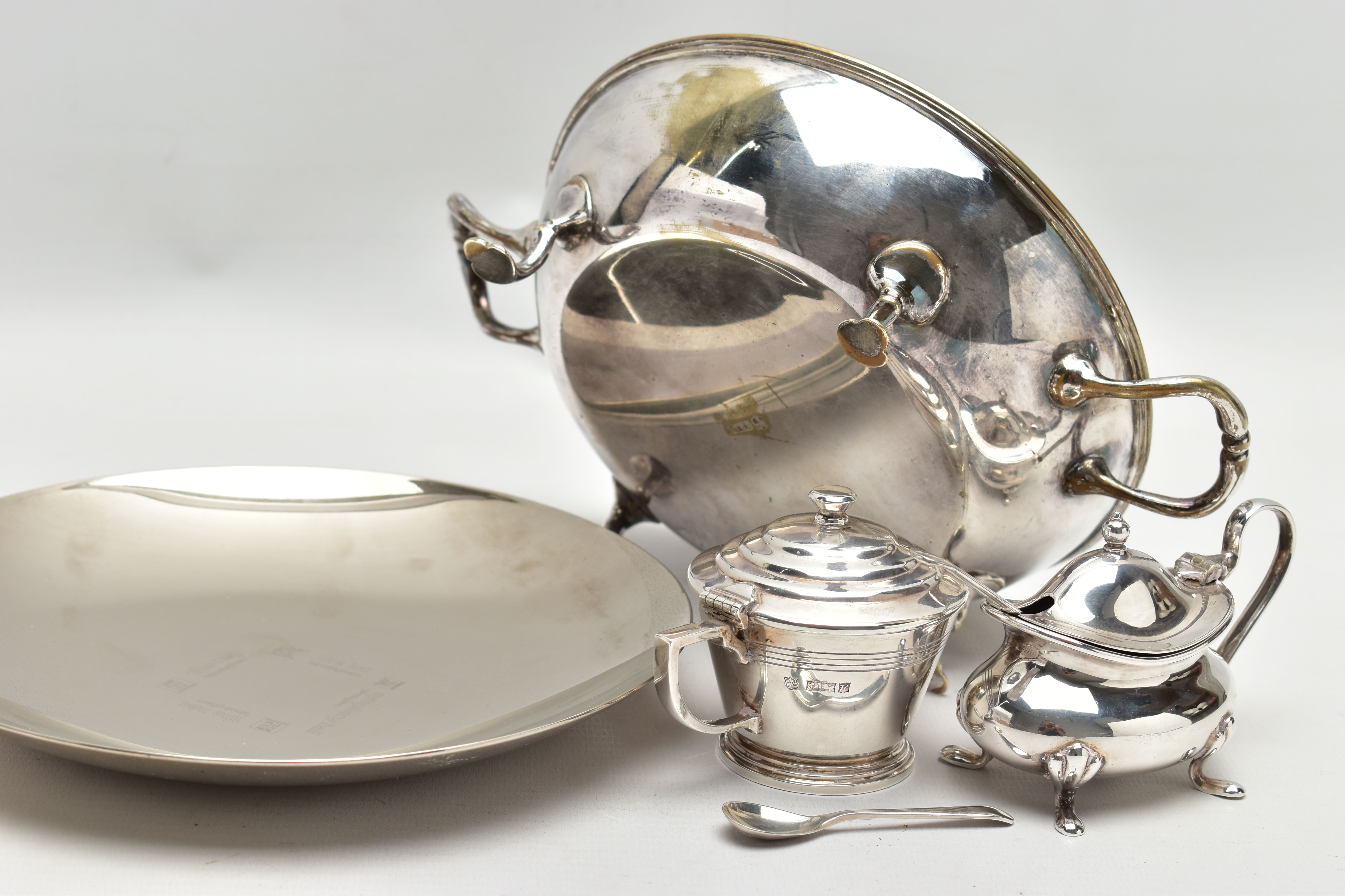 A SELECTION OF SILVER AND WHITE METALWARE, to include a mid 20th century silver mustard pot with - Image 4 of 5