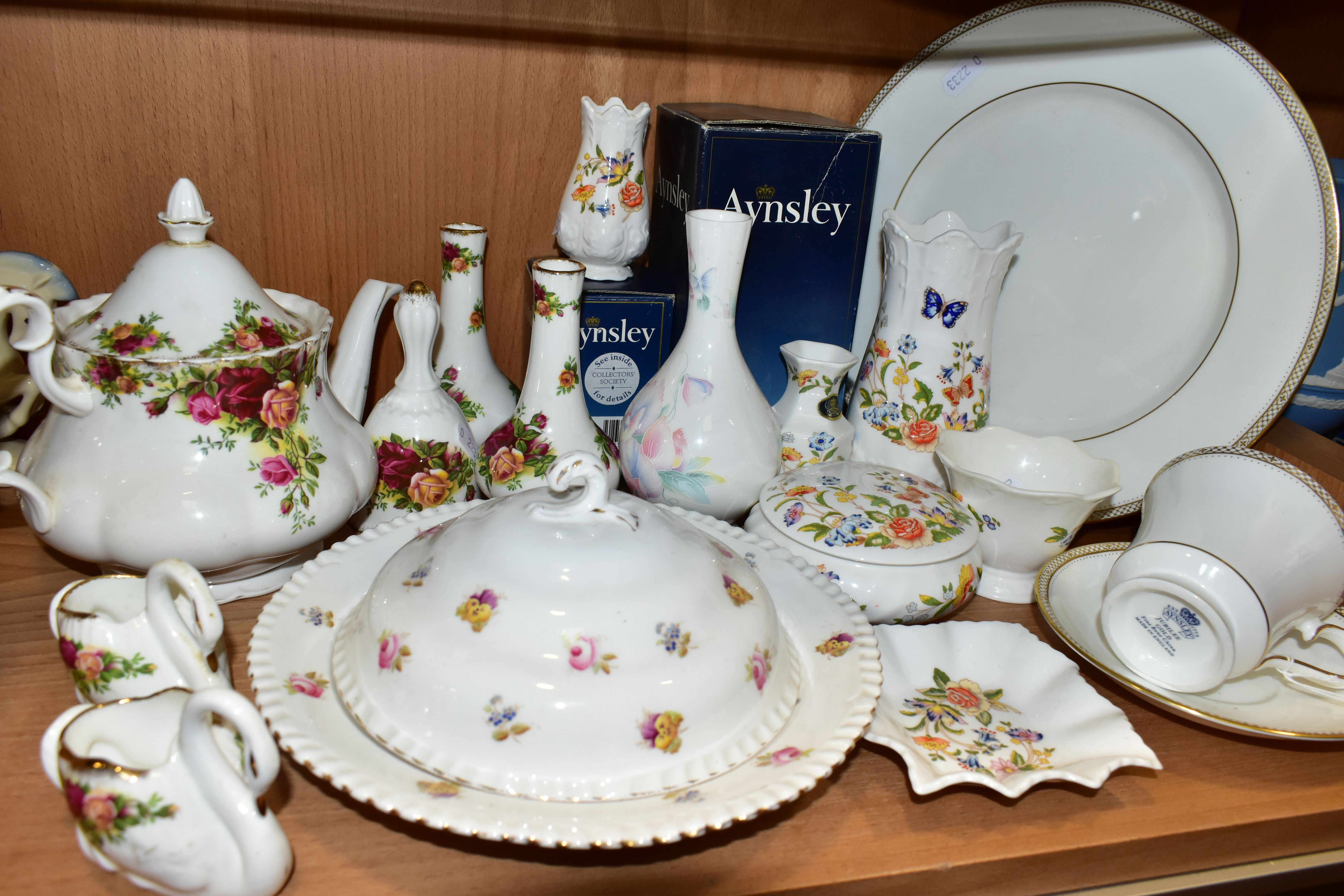 A GROUP OF ROYAL ALBERT AND AYNSLEY TEA AND GIFT WARES, to include Royal Albert Old Country Roses: a