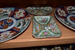 FOUR ORIENTAL PLATES, the Imari style chargers are decorated with fans and nesting egrets,