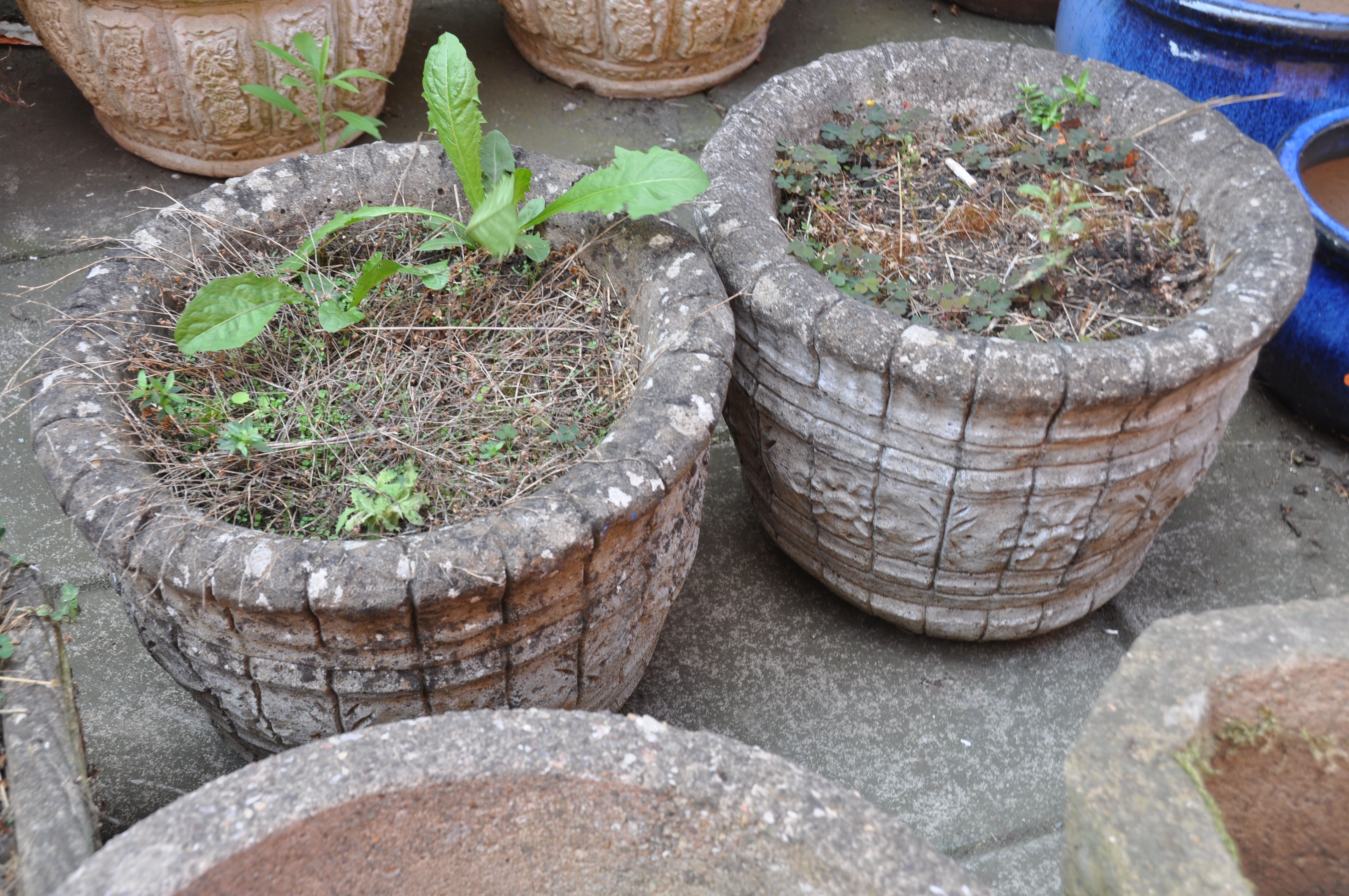 A PAIR OF COMPOSITE GARDEN PLANTERS with barrel effect detailing diameter 38cm height 39cm, and - Image 3 of 4