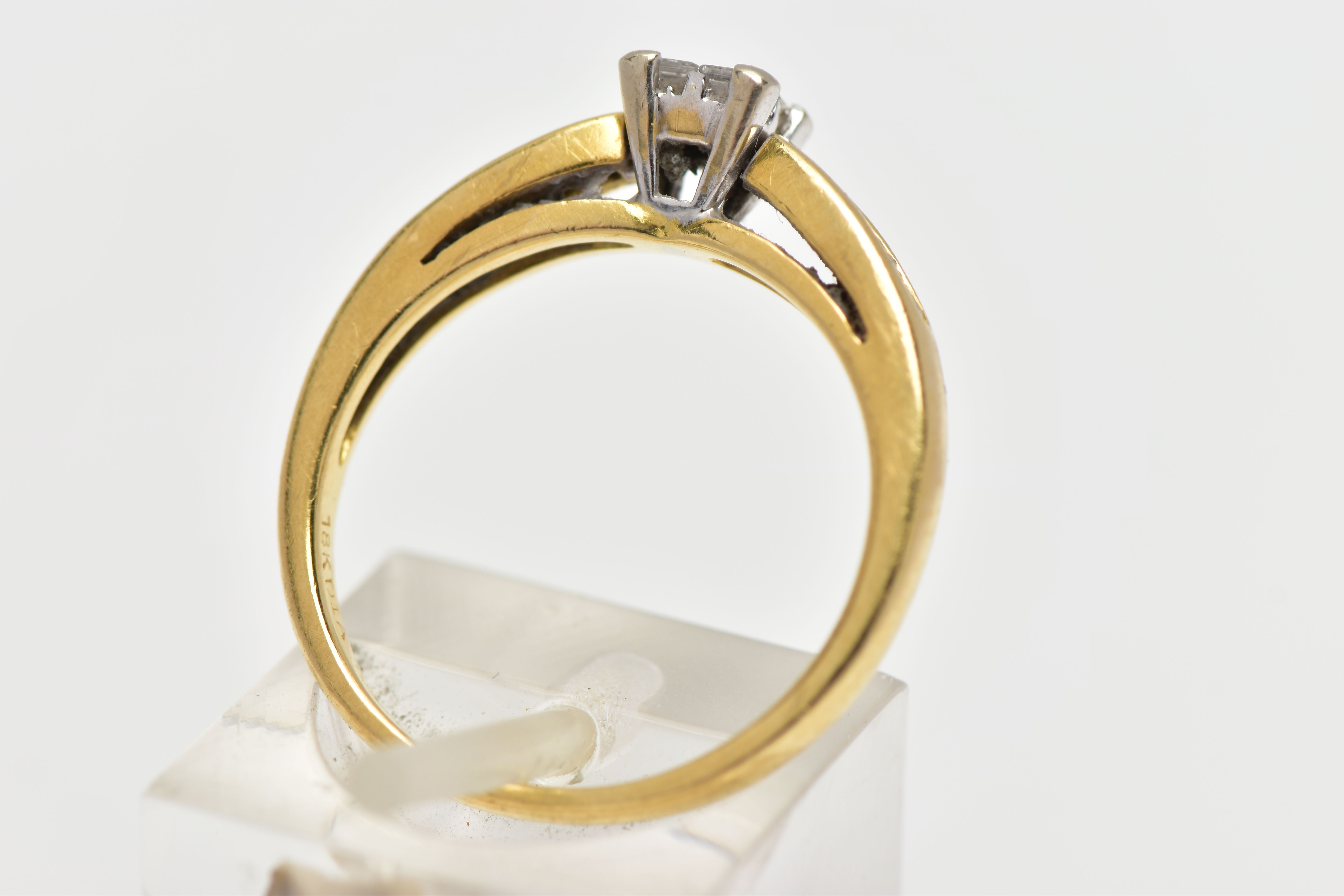 AN 18CT YELLOW GOLD DIAMOND RING, set with a square shape panel of four princess cut diamonds, to - Image 3 of 4